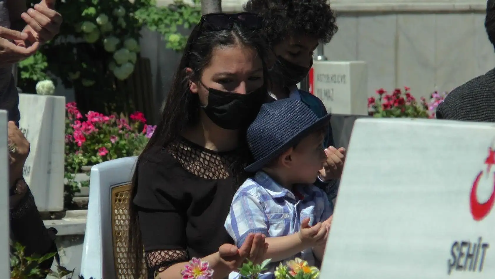 Duygulandıran an! Babasının kabrine en sevdiği oyuncağını bıraktı