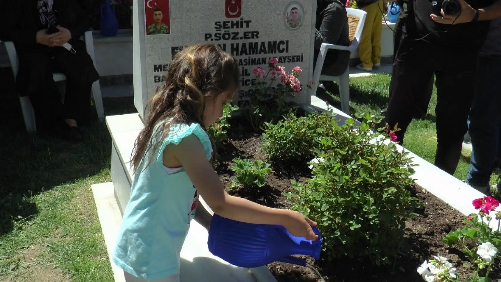 Duygulandıran an! Babasının kabrine en sevdiği oyuncağını bıraktı
