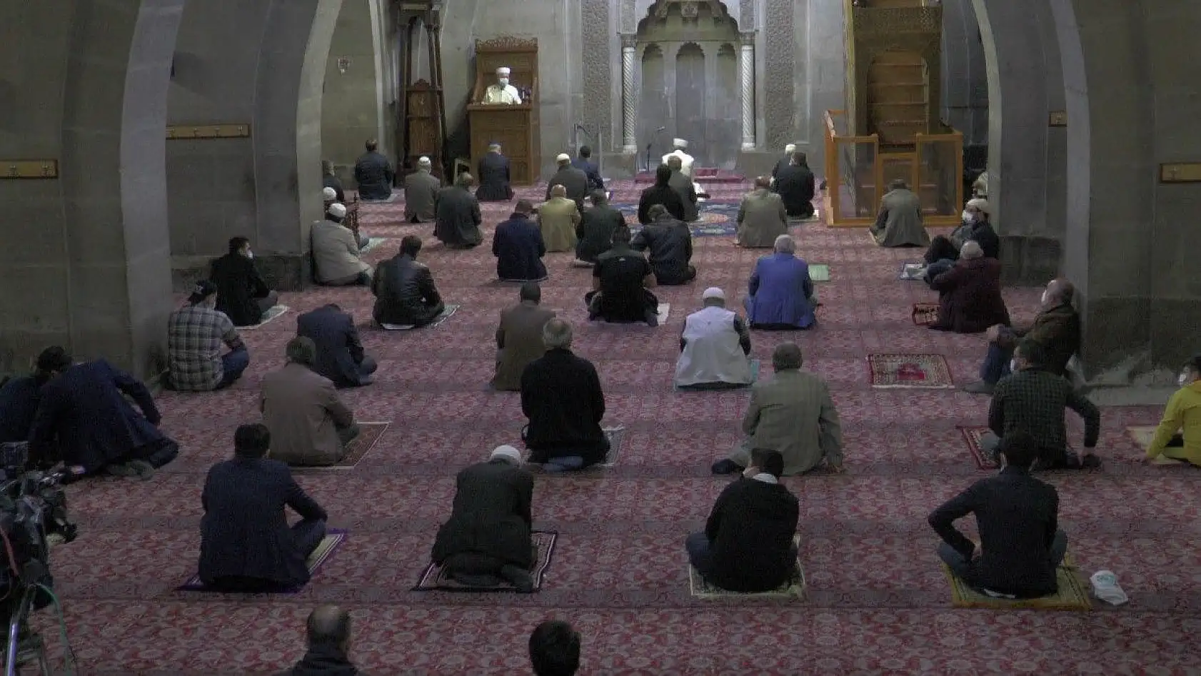 Kayseri'de sosyal mesafeli bayram namazı kılındı