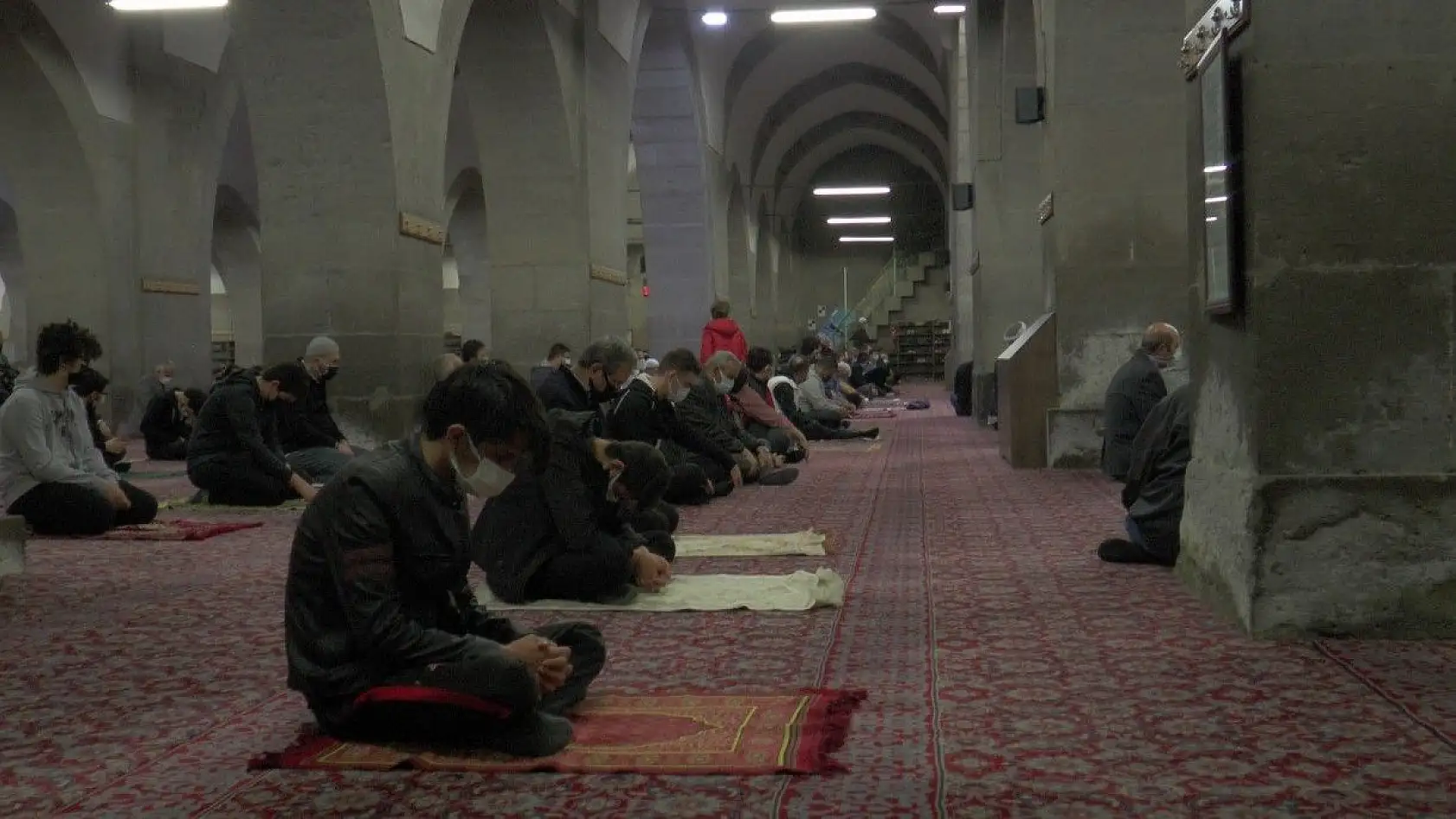 Kayseri'de sosyal mesafeli bayram namazı kılındı