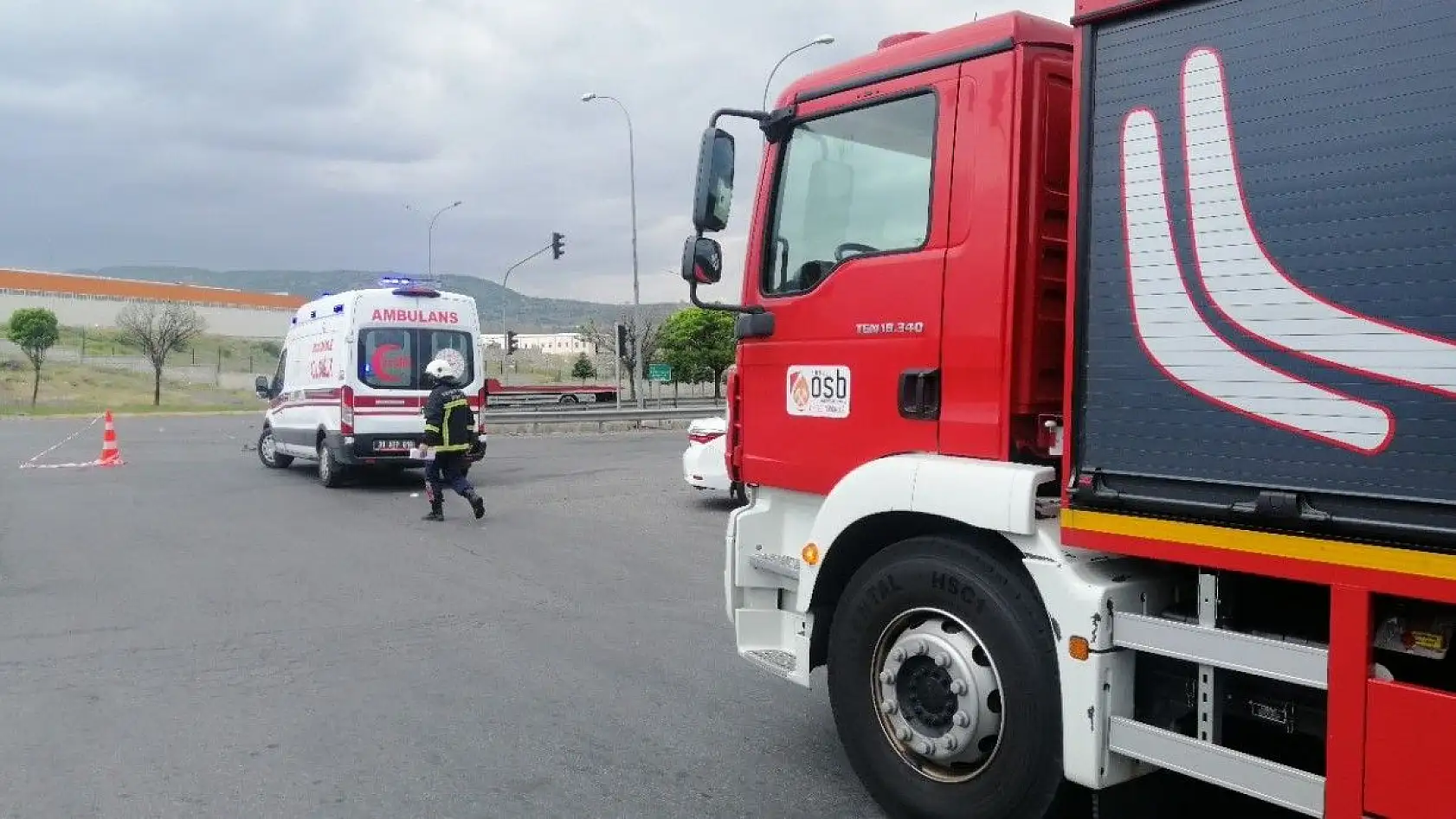 Otomobil 2 araca çarptı: 2 yaralı