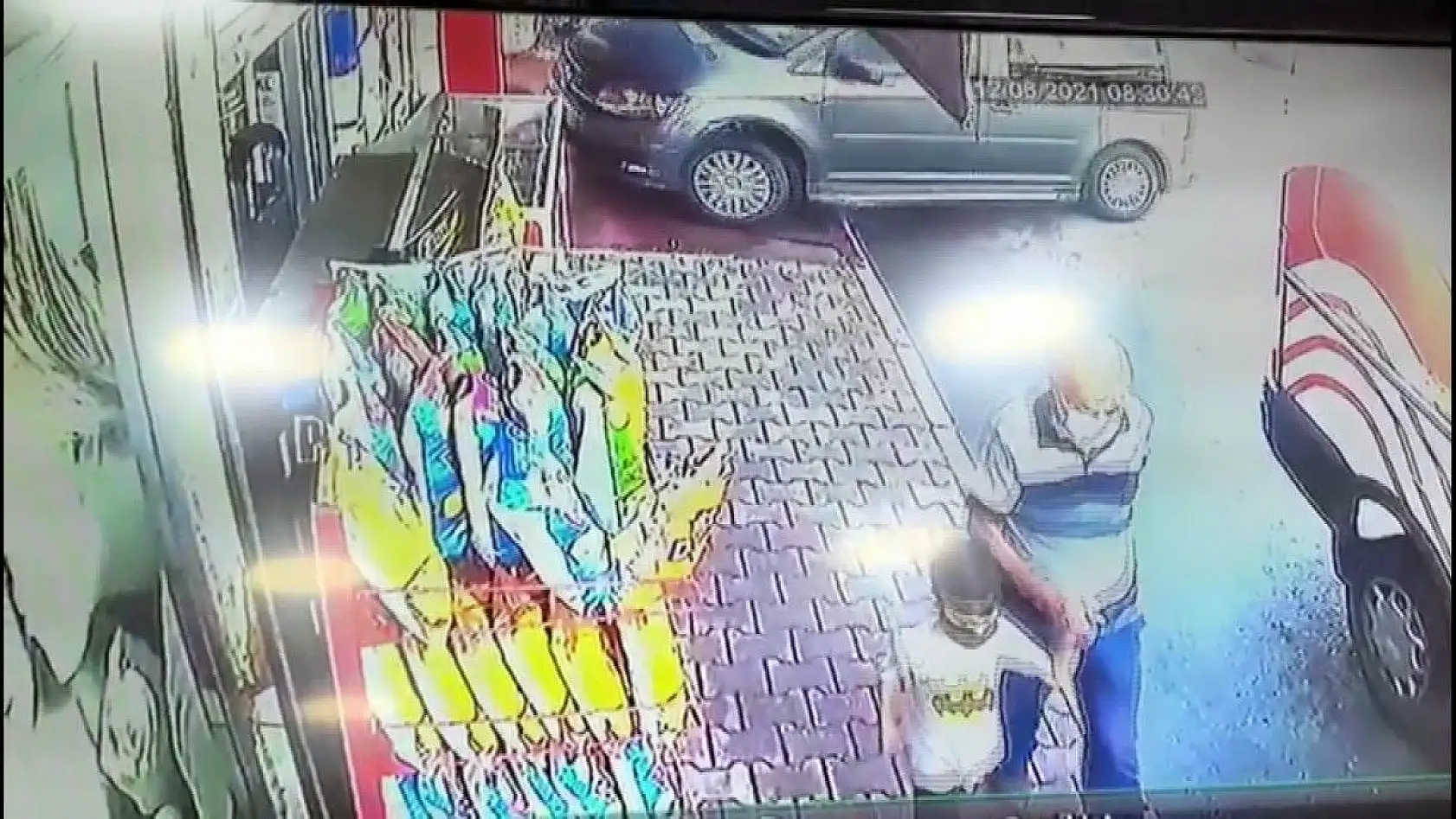 Otomobil lokantaya girdi