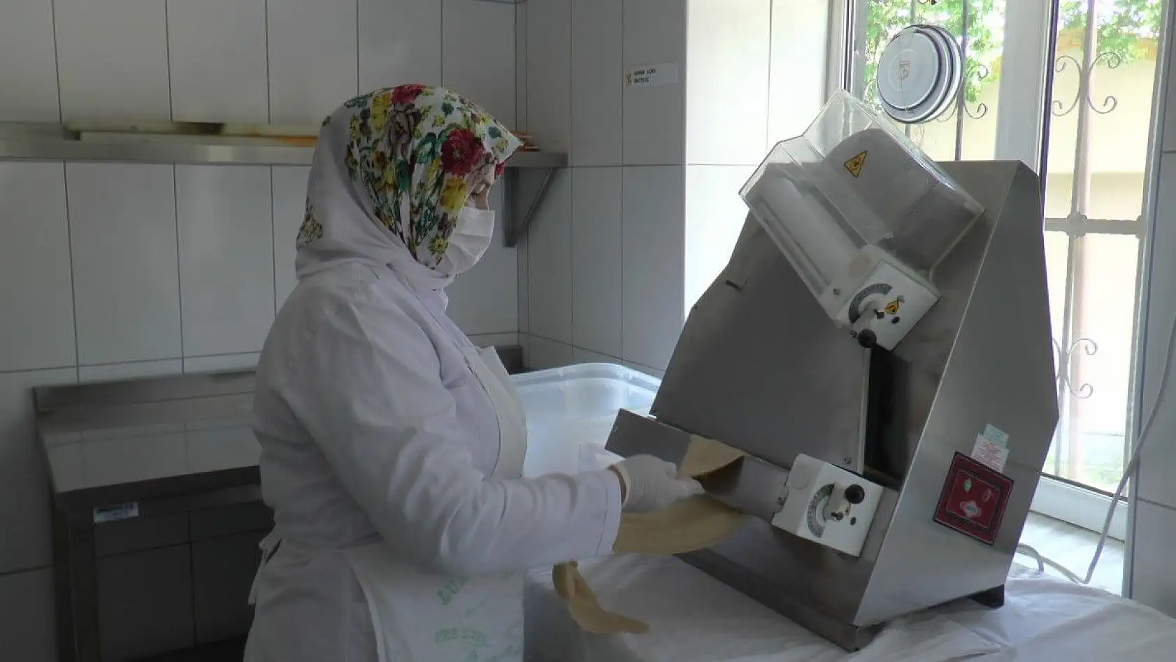 Çiftçi kadınlar üretmeye devam ediyor