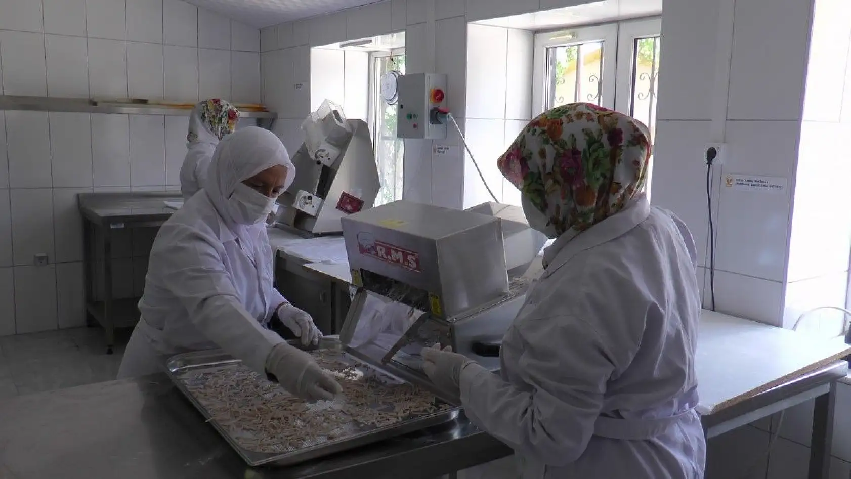 Çiftçi kadınlar üretmeye devam ediyor