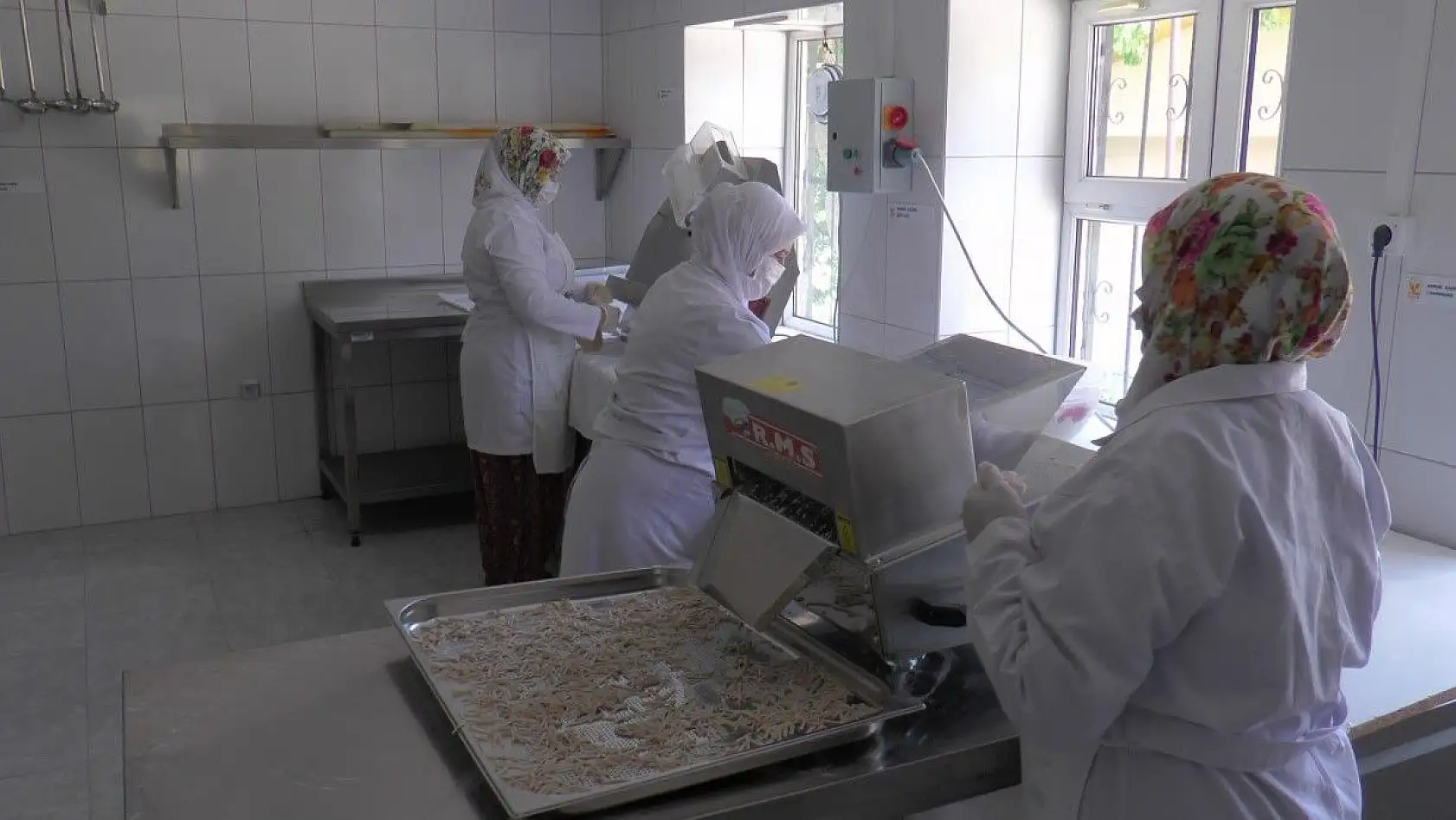 Çiftçi kadınlar üretmeye devam ediyor