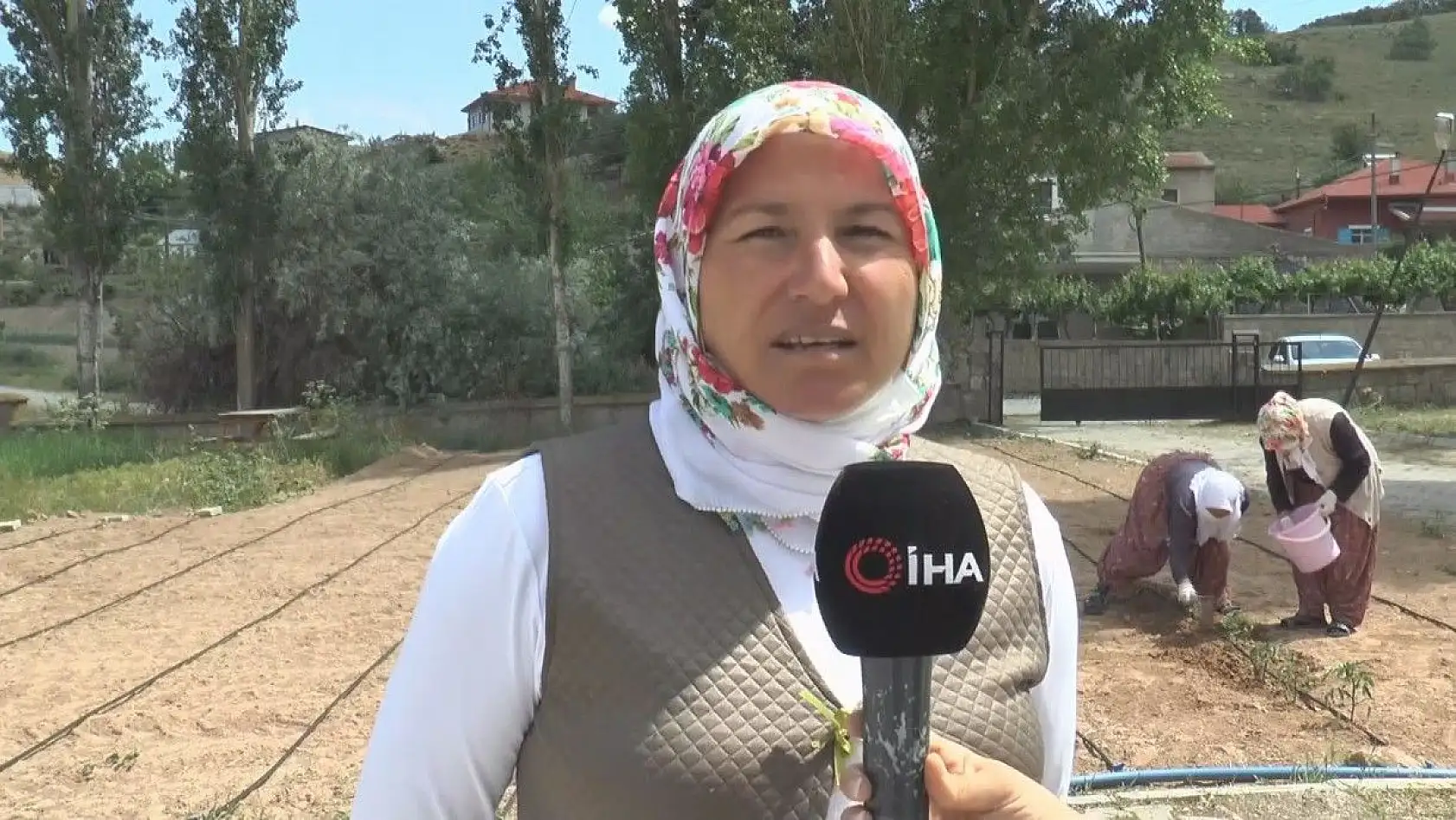 Çiftçi kadınlar üretmeye devam ediyor