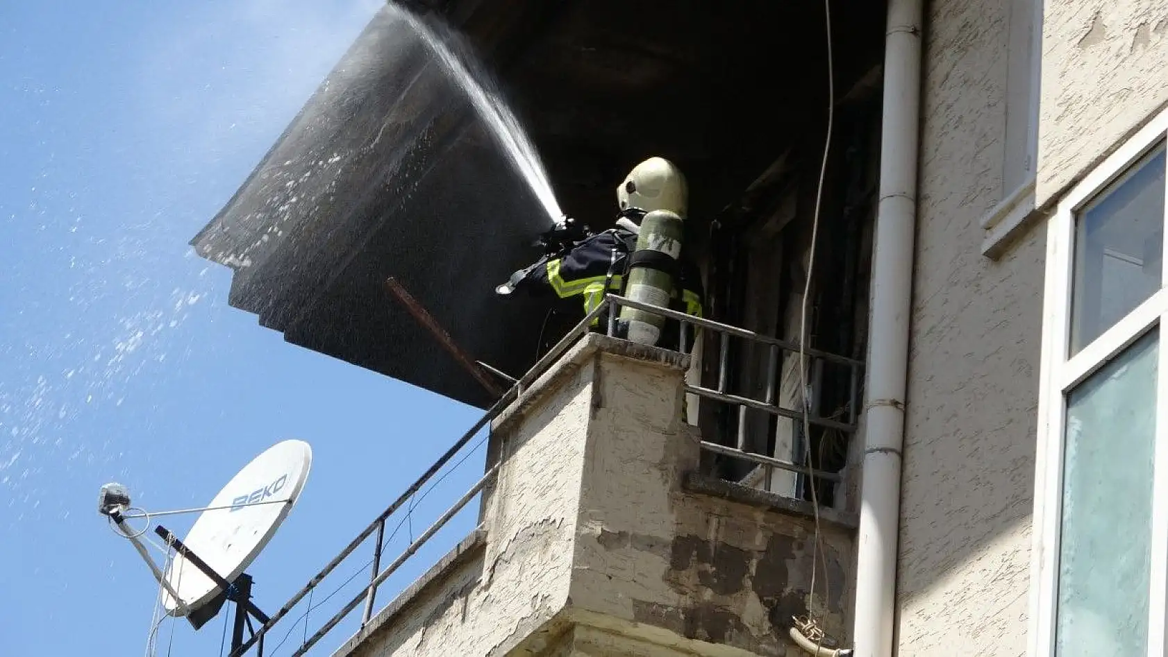 Eşine kızdı, evi ateşe verdi
