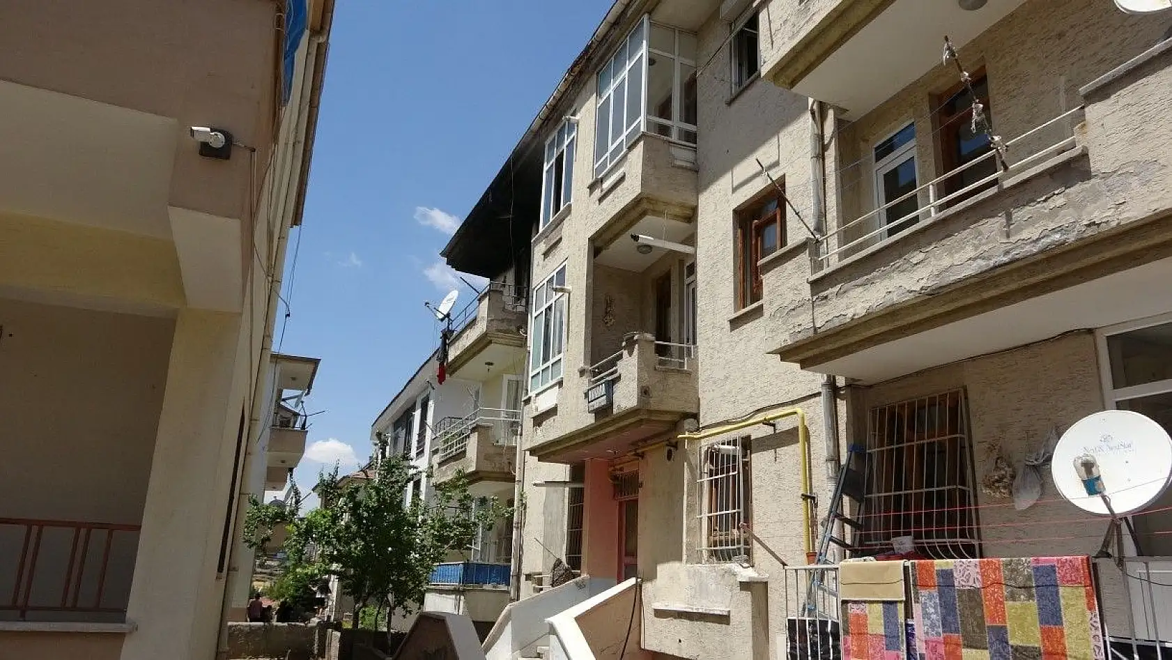 Eşine kızdı, evi ateşe verdi