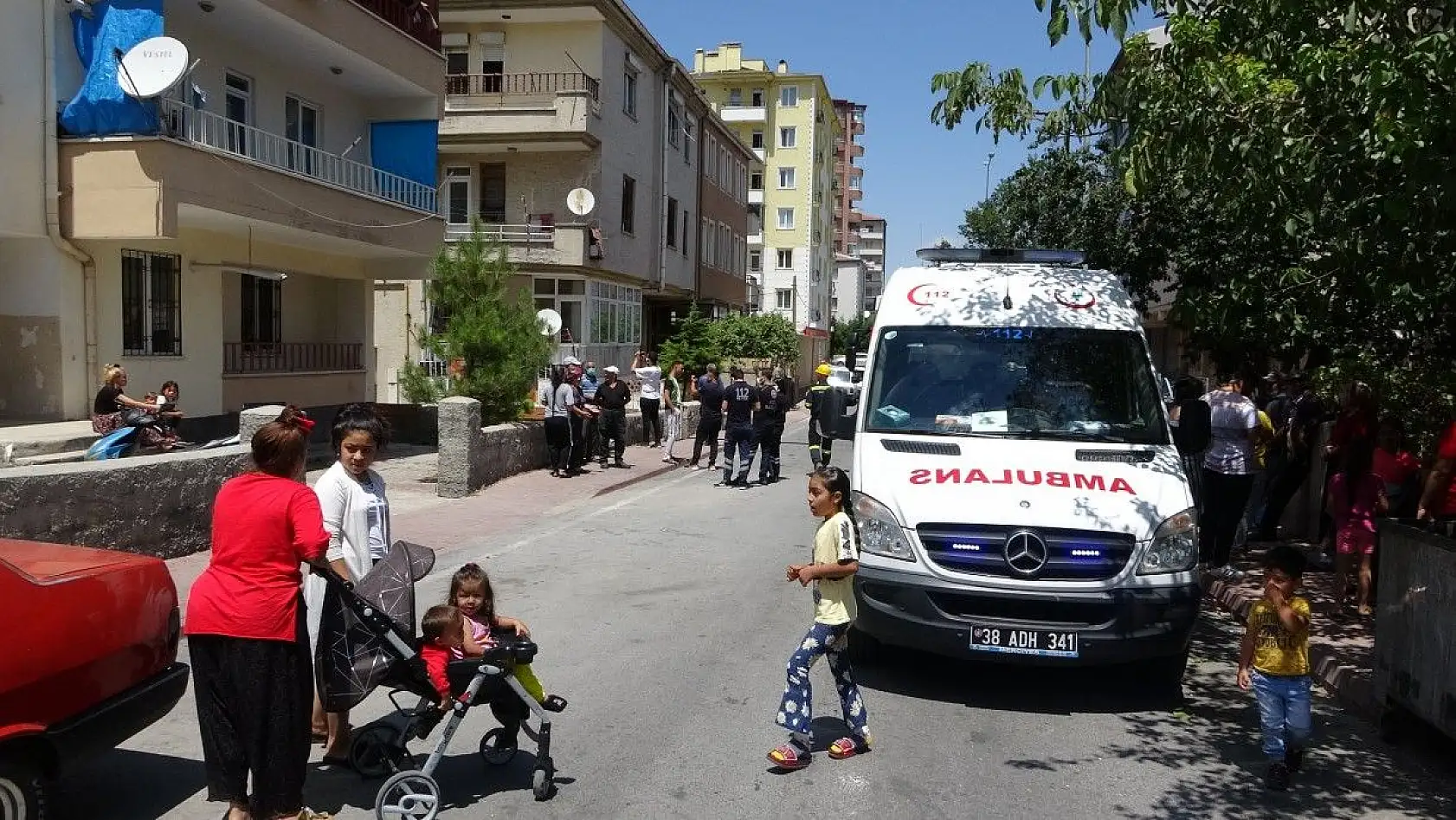 Eşine kızdı, evi ateşe verdi