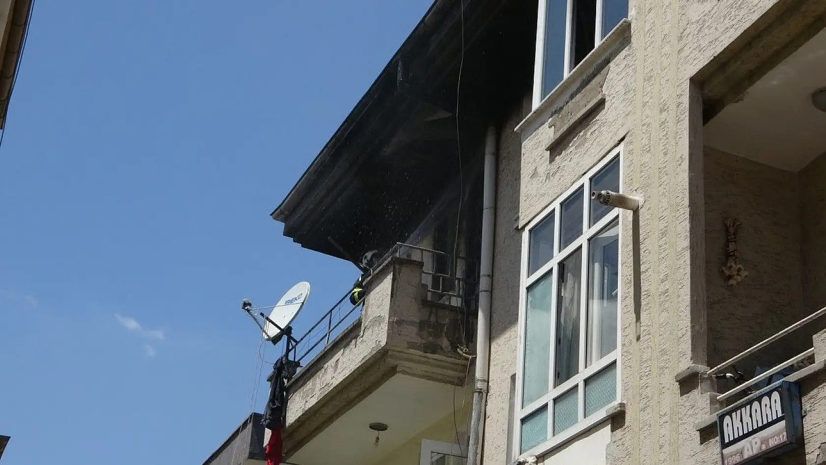 Eşine kızdı, evi ateşe verdi