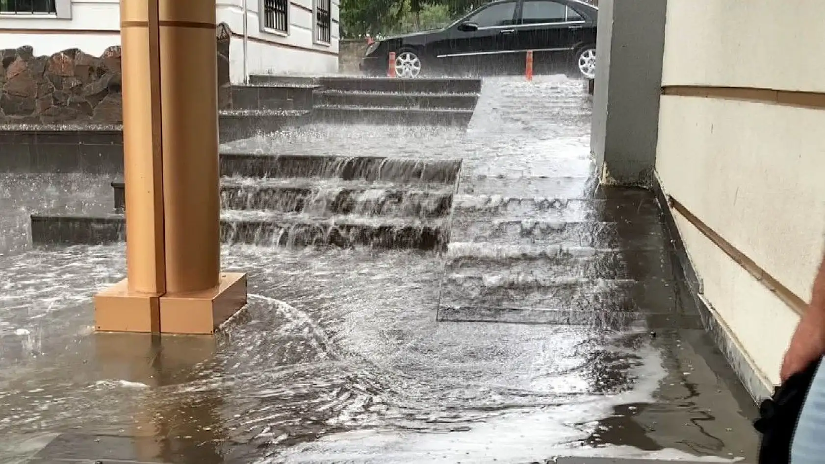 Kayseri'de dolu yağışı etkili oldu