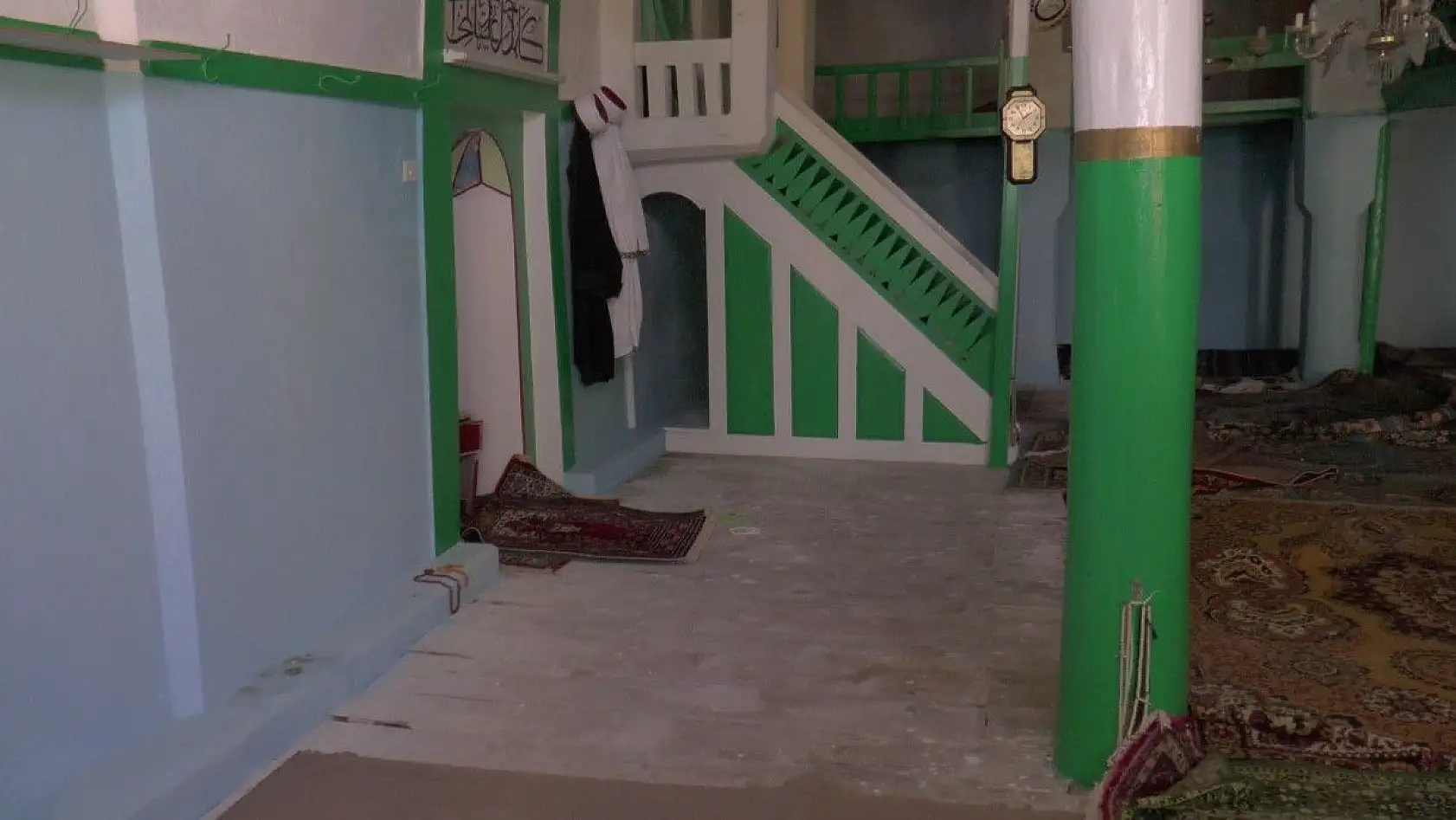 Camiden halıları çaldılar