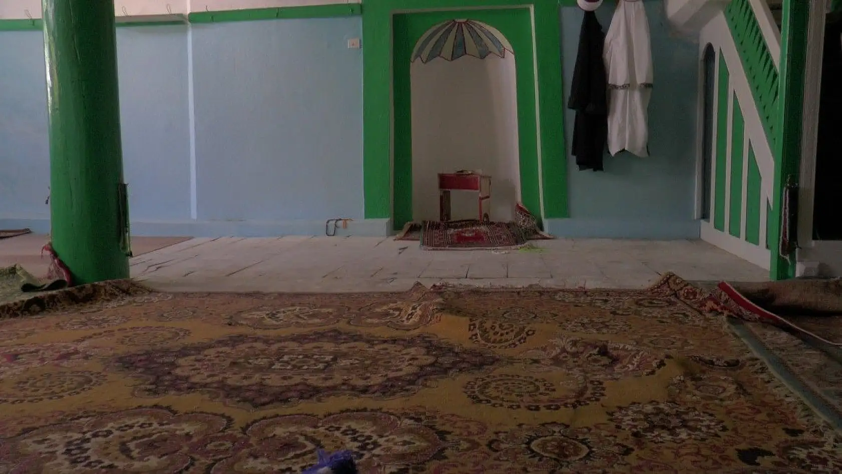 Camiden halıları çaldılar