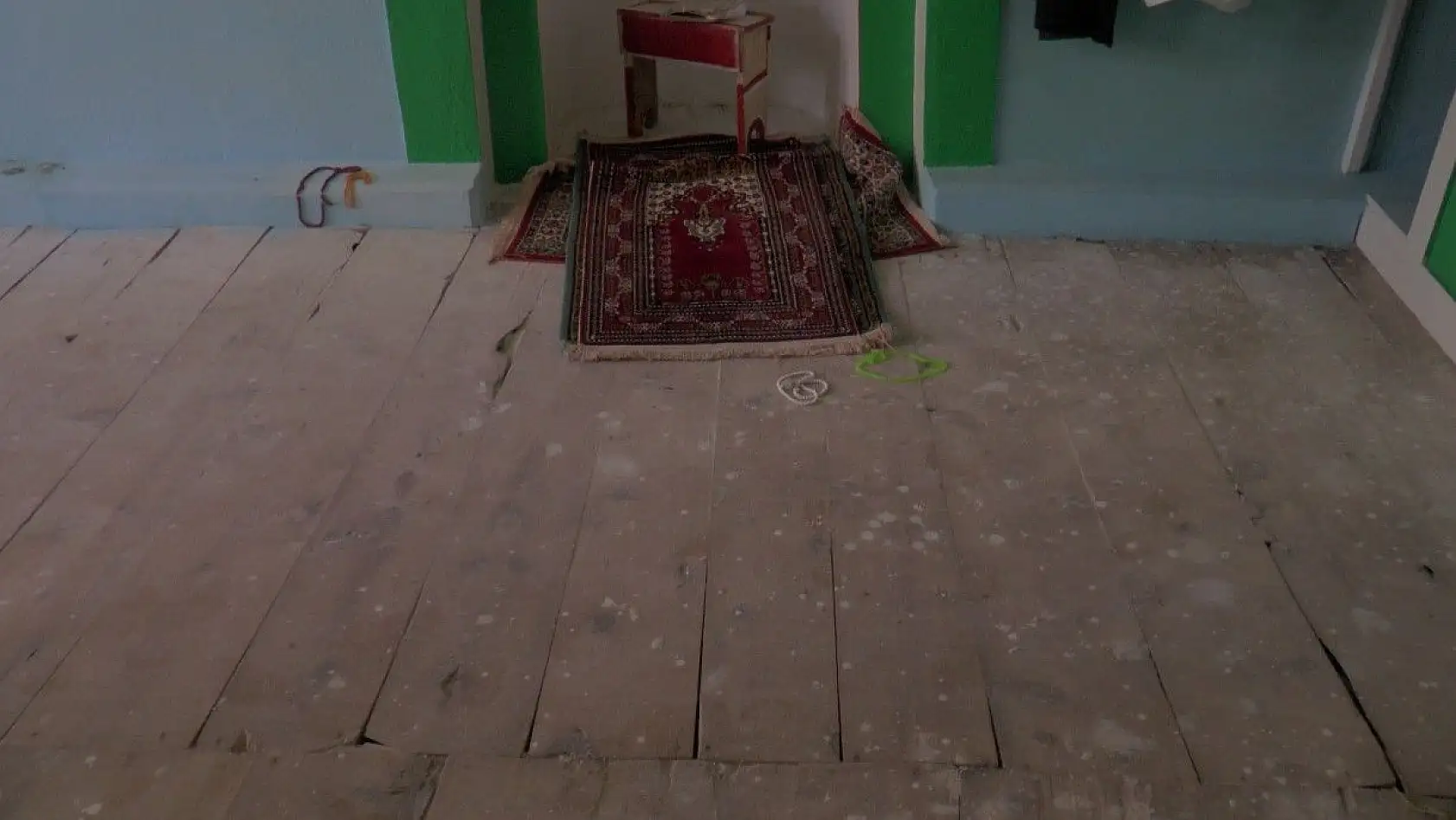 Camiden halıları çaldılar