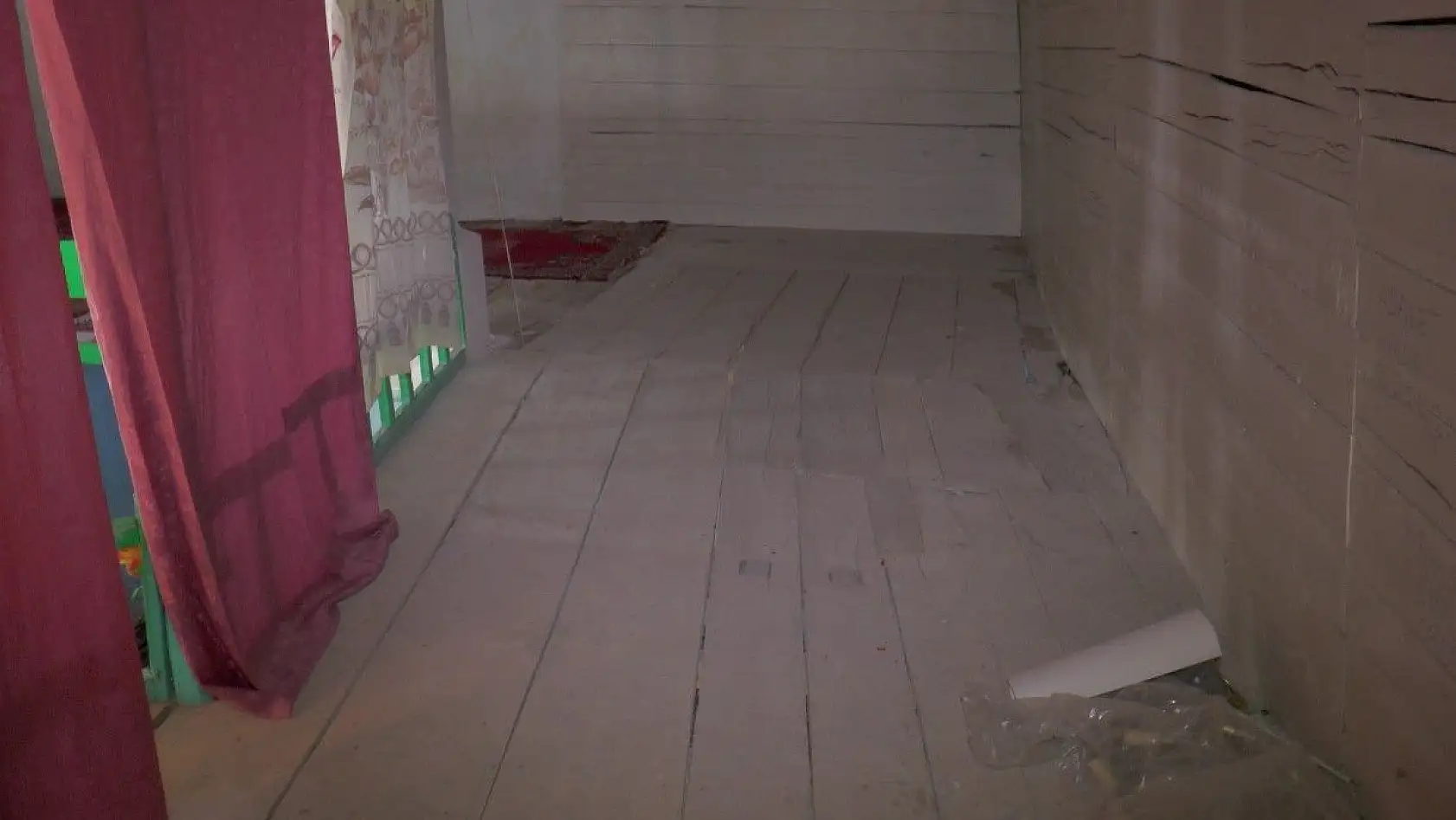 Camiden halıları çaldılar