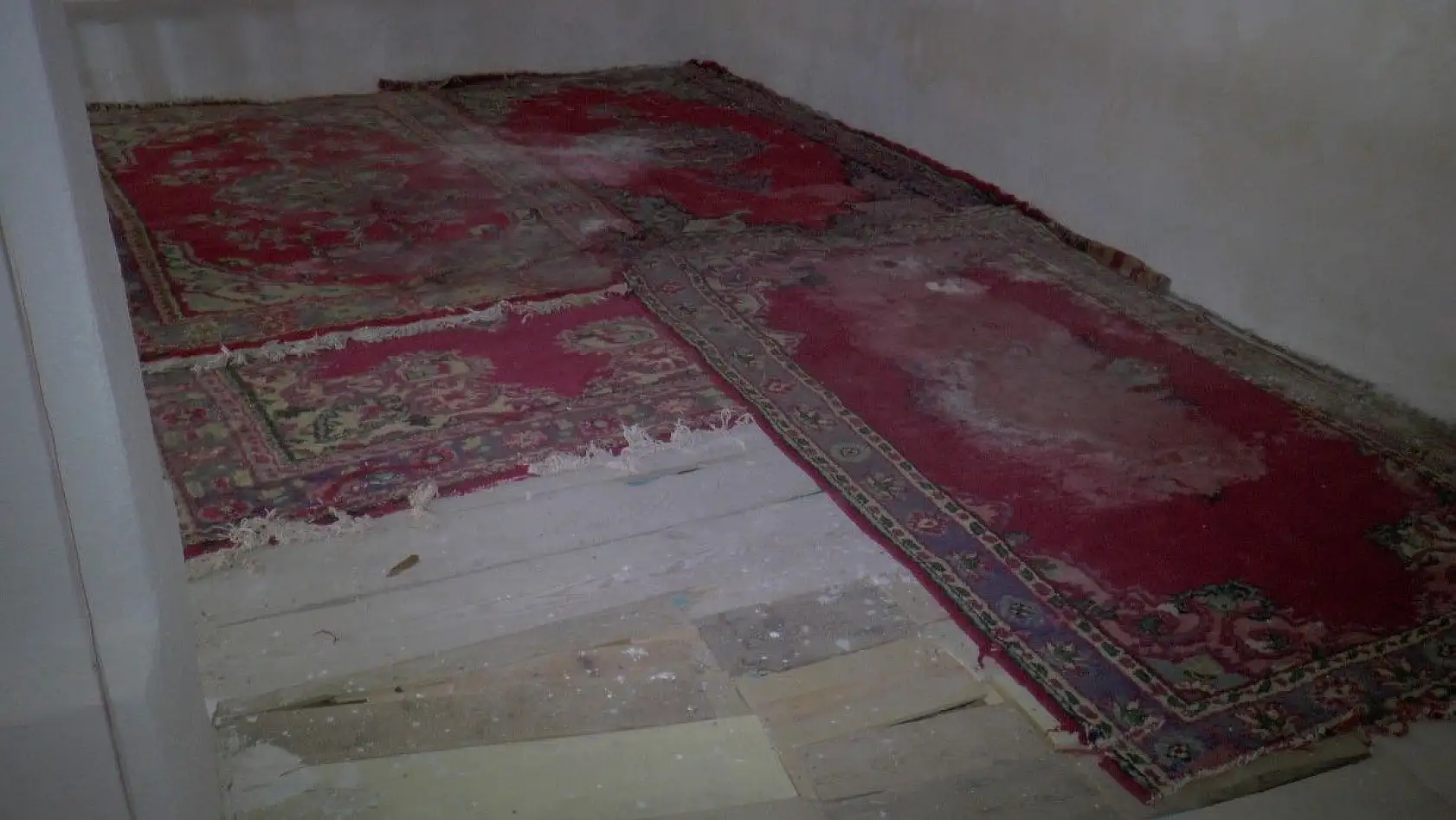 Camiden halıları çaldılar