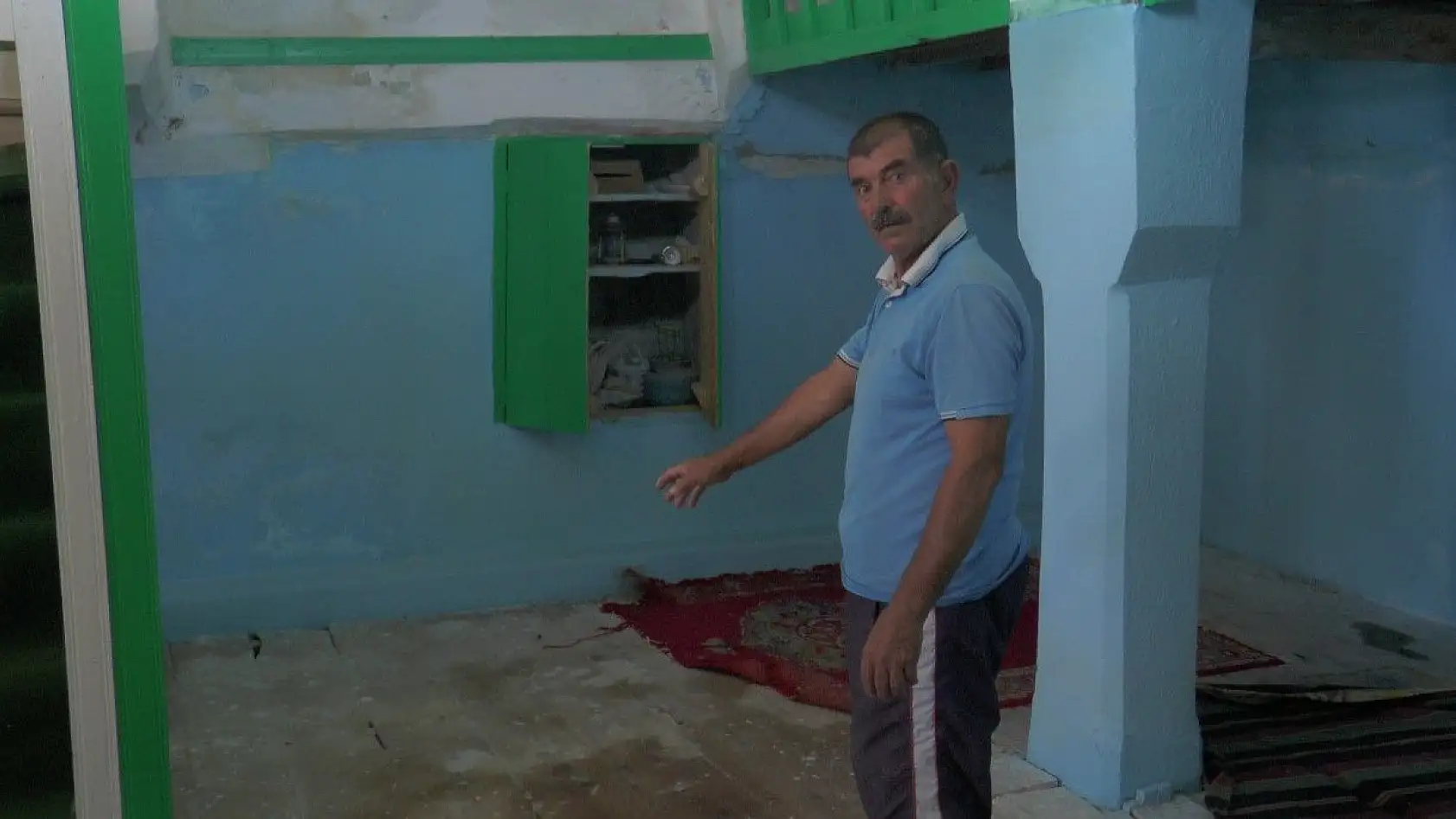 Camiden halıları çaldılar