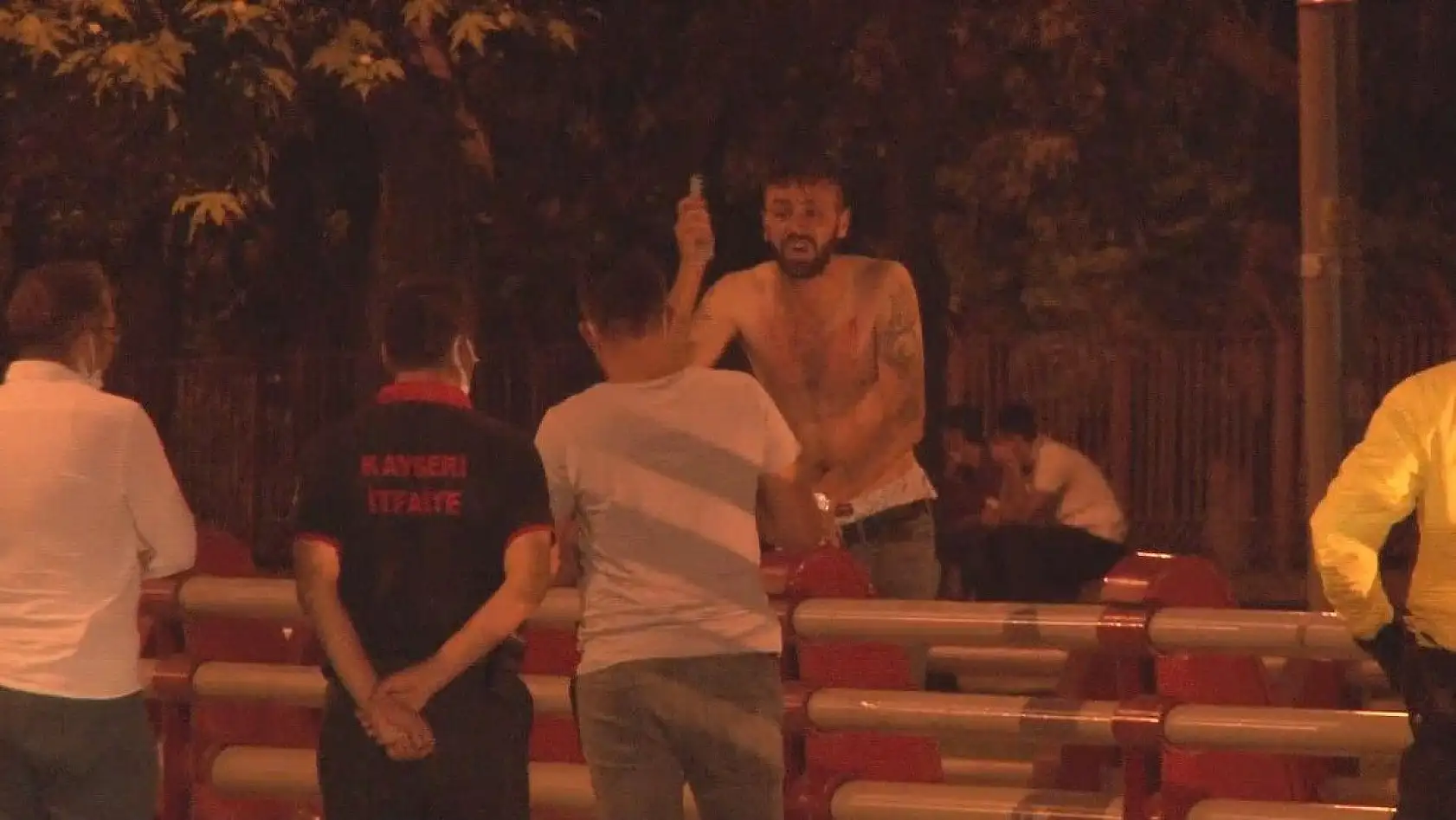 Elinde bıçakla köprüye çıktı