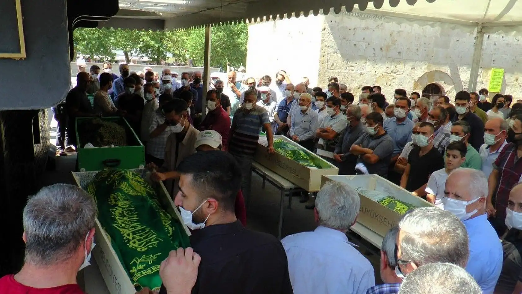 Yahyalı'yı sarsan cenaze... 6 tabut yanyana...