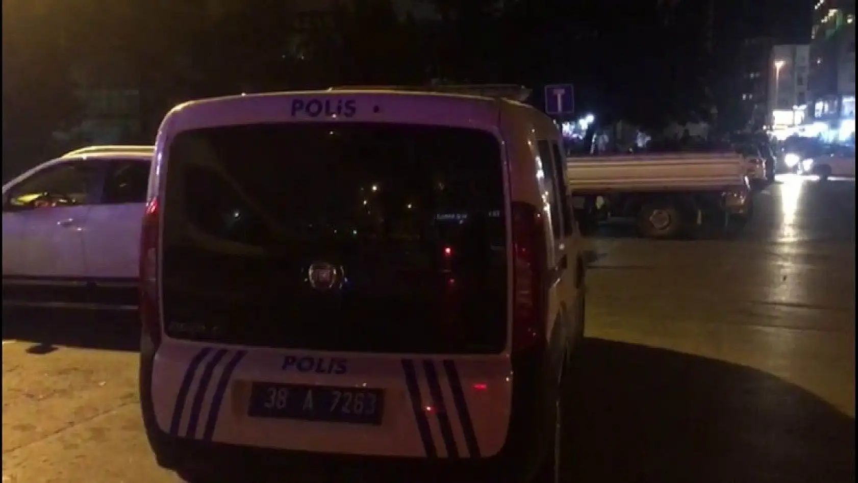 Uyardığı kadın tarafından bıçaklandı