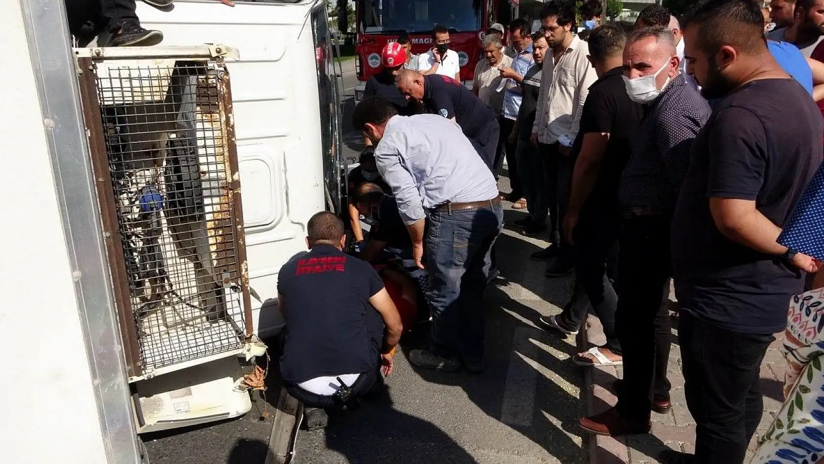 Et yüklü kamyonet devrildi