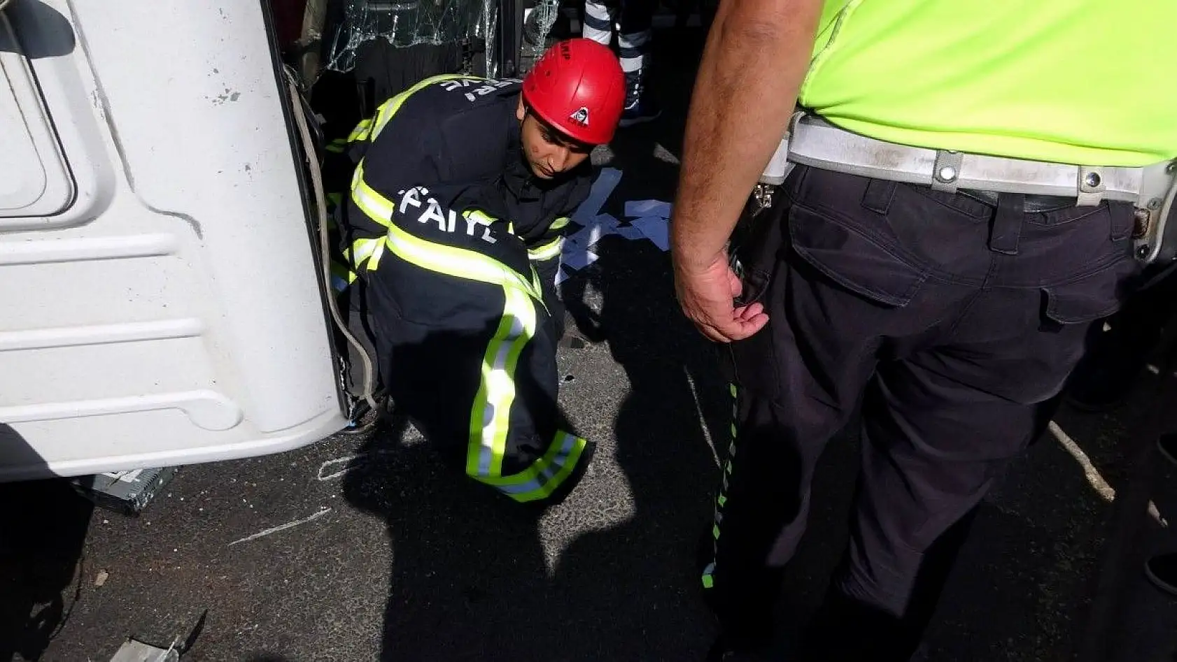 Et yüklü kamyonet devrildi