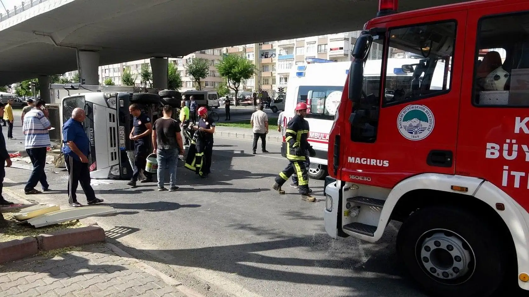 Et yüklü kamyonet devrildi