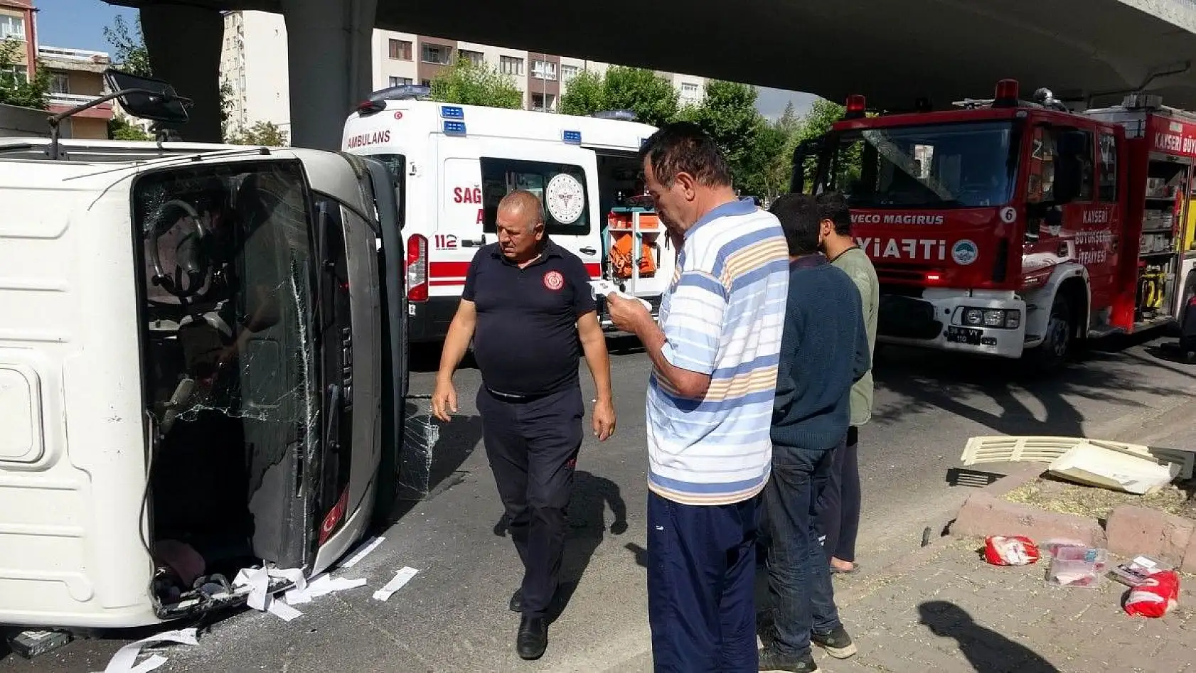 Et yüklü kamyonet devrildi