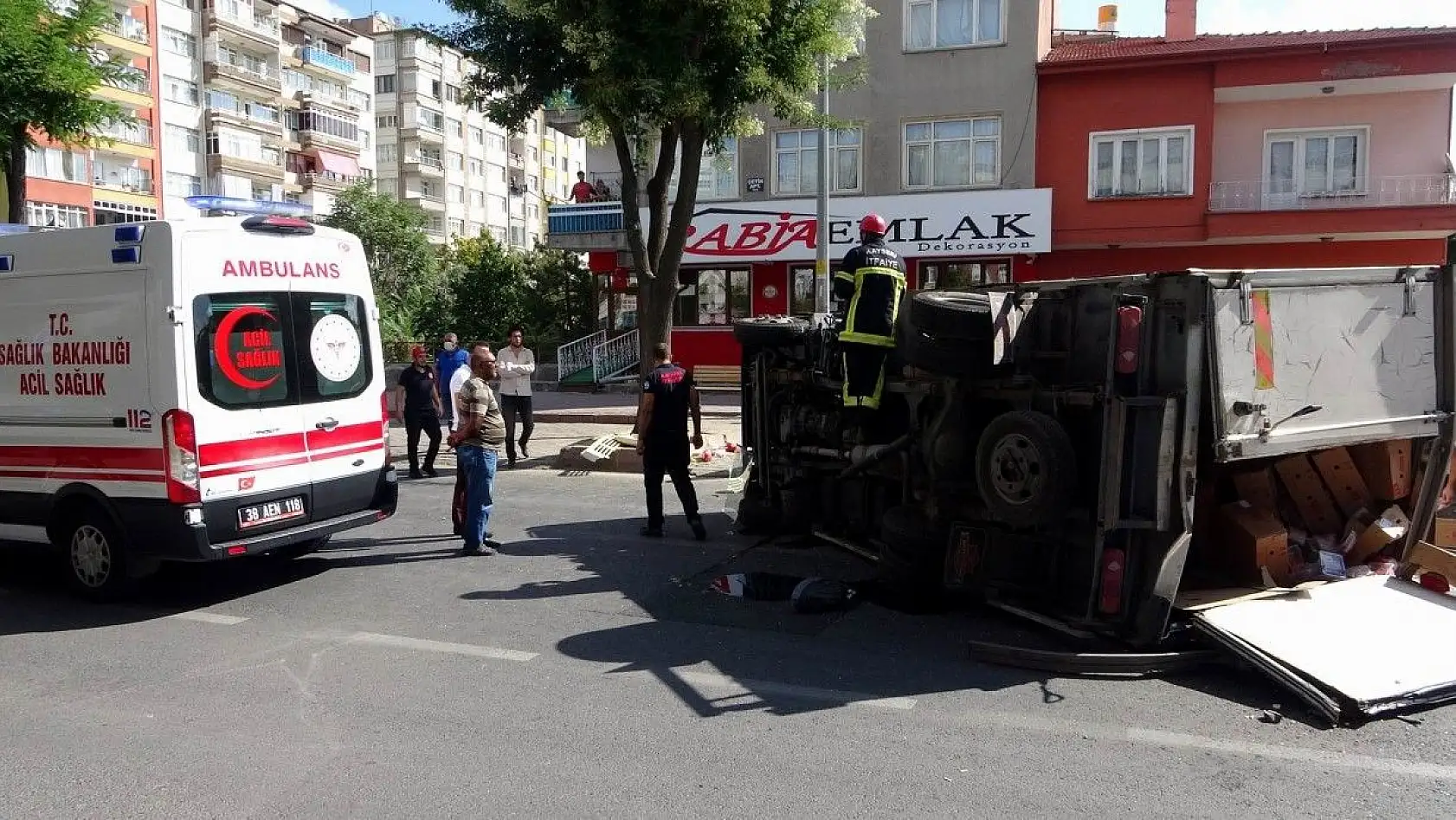 Et yüklü kamyonet devrildi