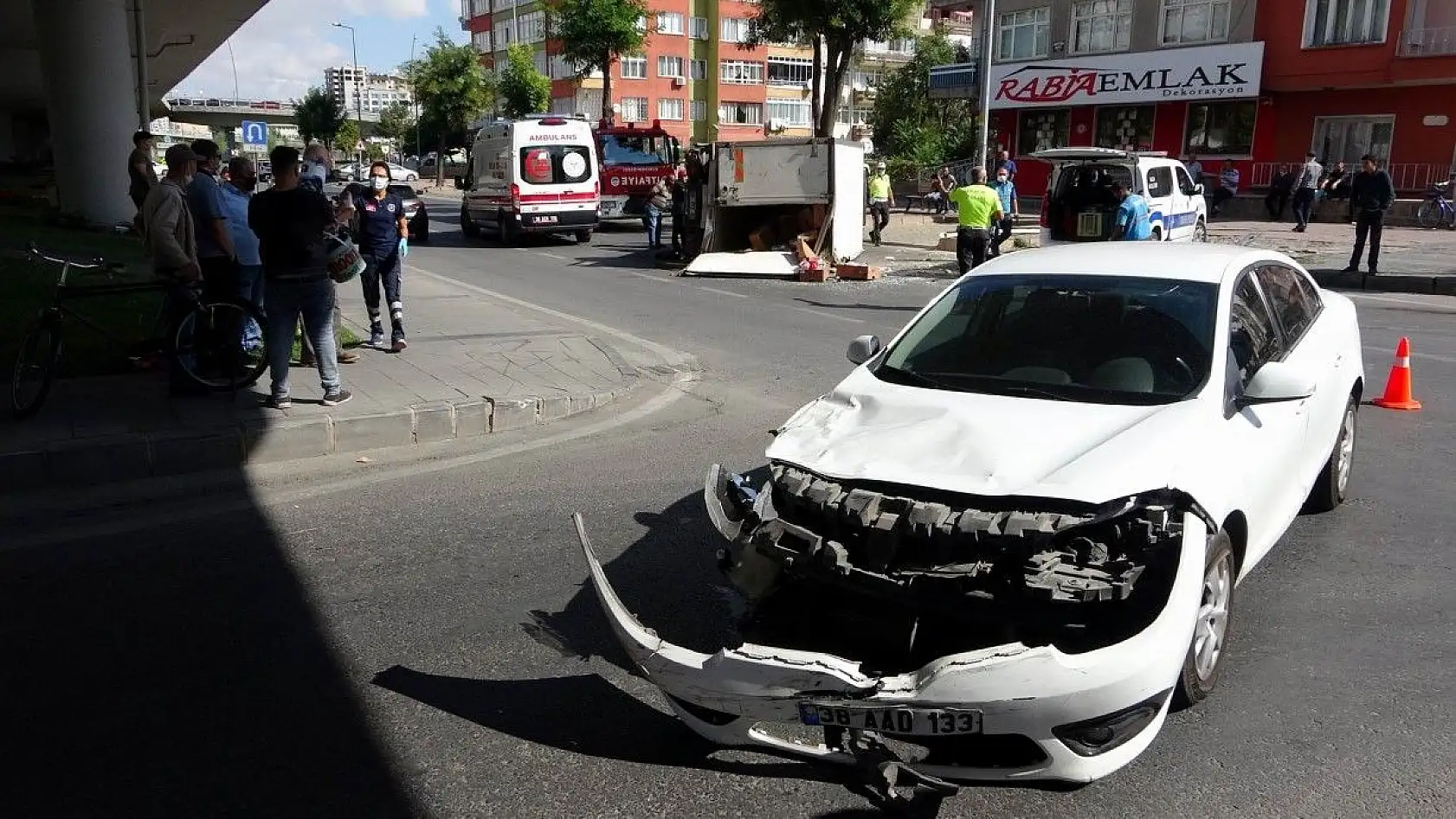 Et yüklü kamyonet devrildi