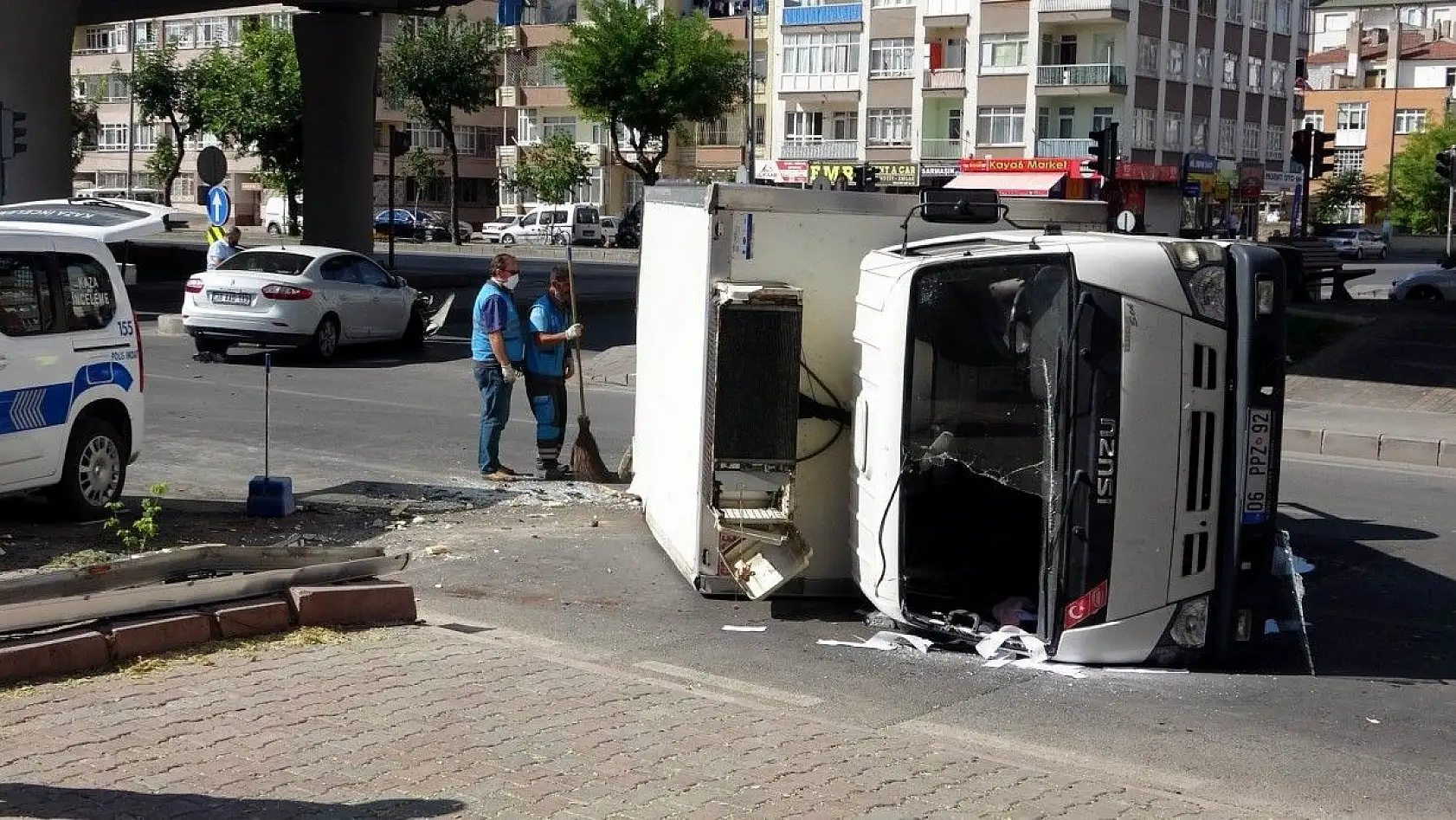 Et yüklü kamyonet devrildi