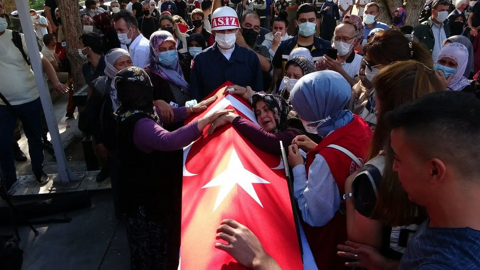 Şehit cenazesinde gözyaşları sel oldu