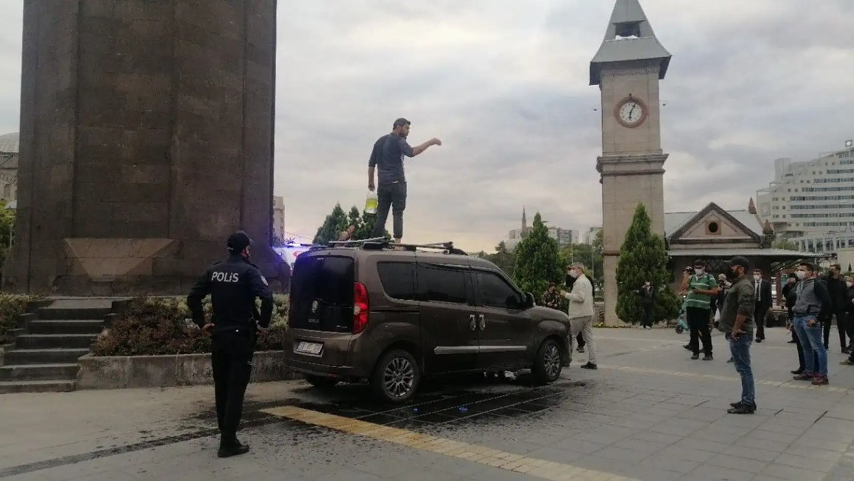 Kahraman polis memuru canını hiçe sayıp intihar girişimini önledi