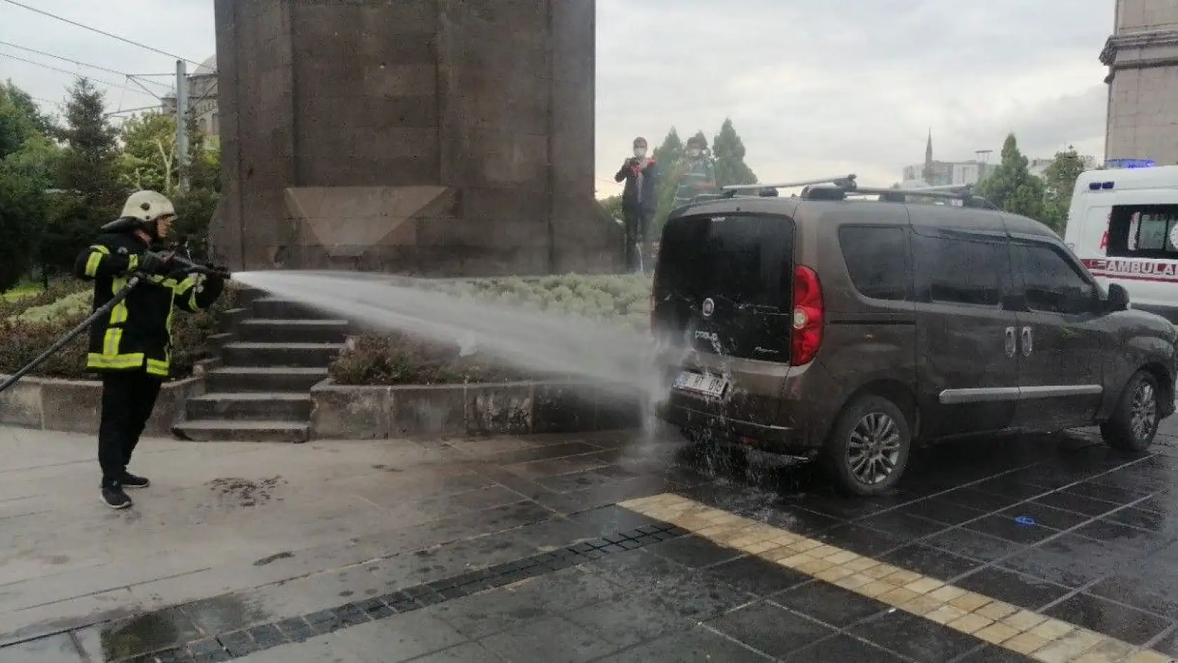 Kahraman polis memuru canını hiçe sayıp intihar girişimini önledi