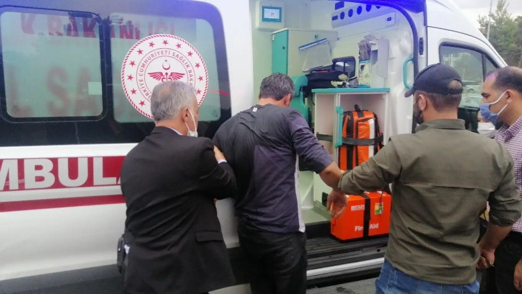 Kahraman polis memuru canını hiçe sayıp intihar girişimini önledi