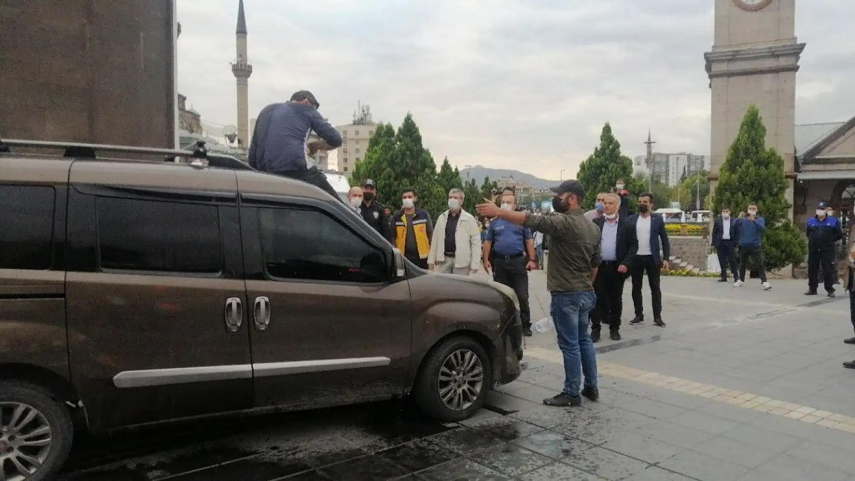 Kahraman polis memuru canını hiçe sayıp intihar girişimini önledi