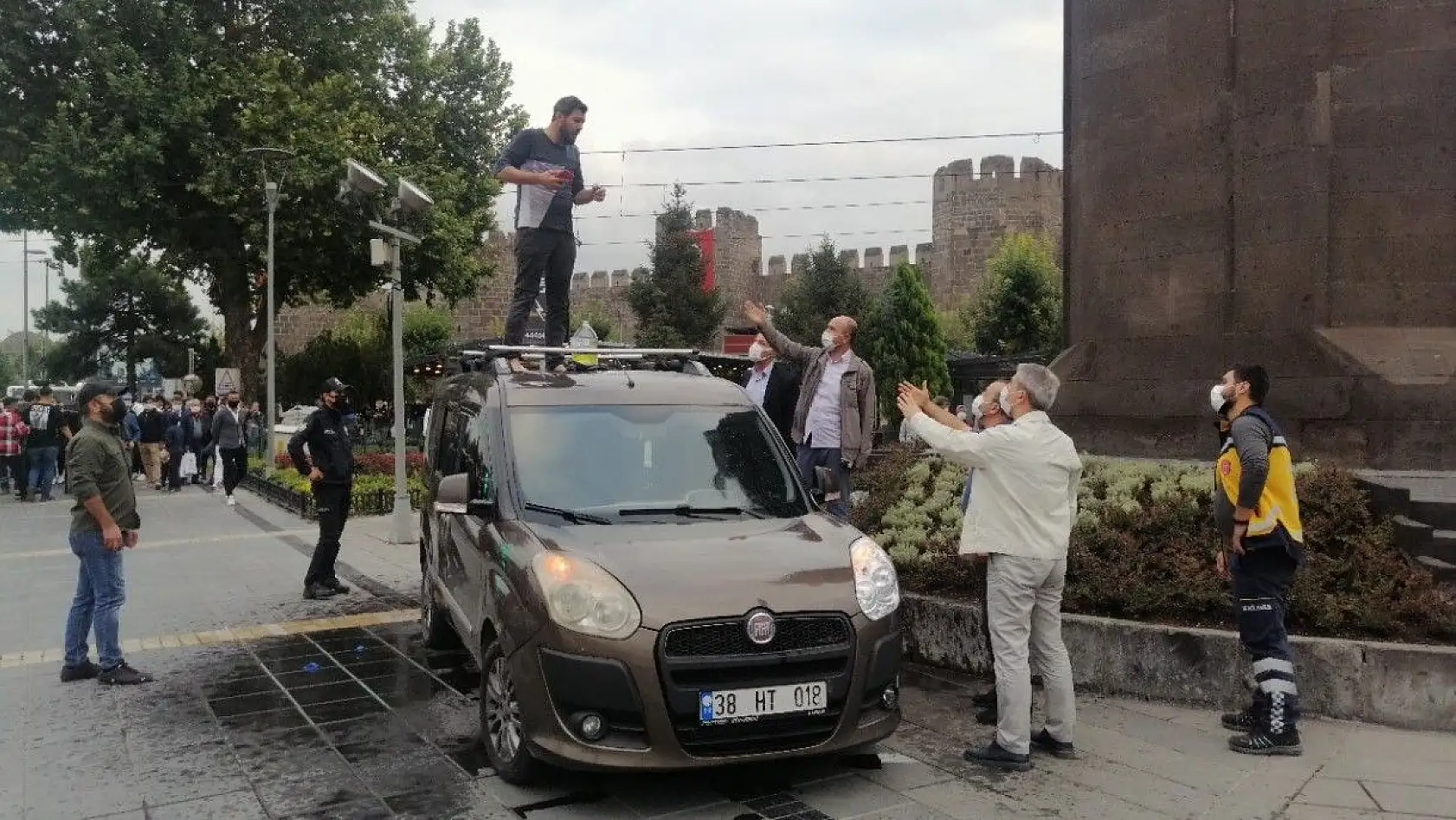 Kahraman polis memuru canını hiçe sayıp intihar girişimini önledi