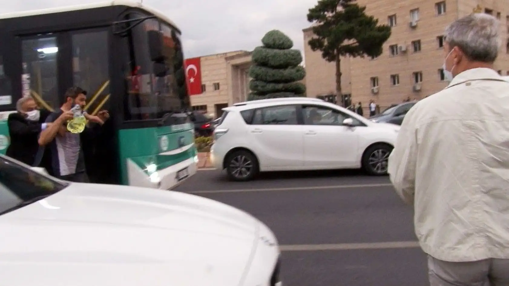 Kahraman polis memuru canını hiçe sayıp intihar girişimini önledi
