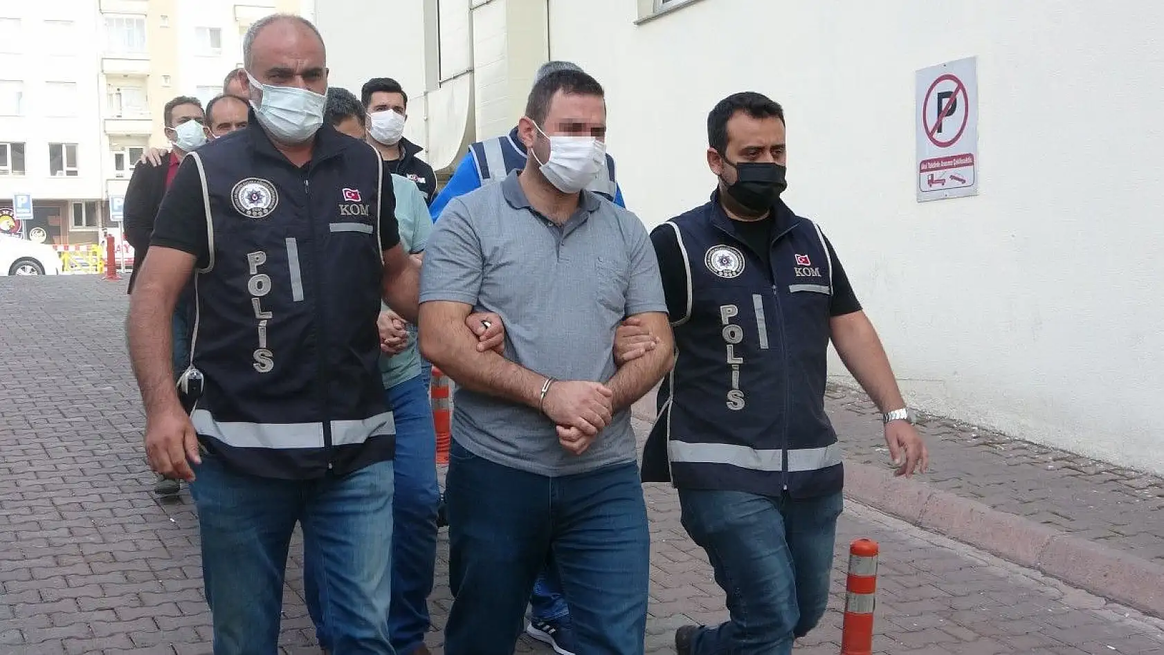 FETÖ şüphelileri sahte kimliklerle yakalandı