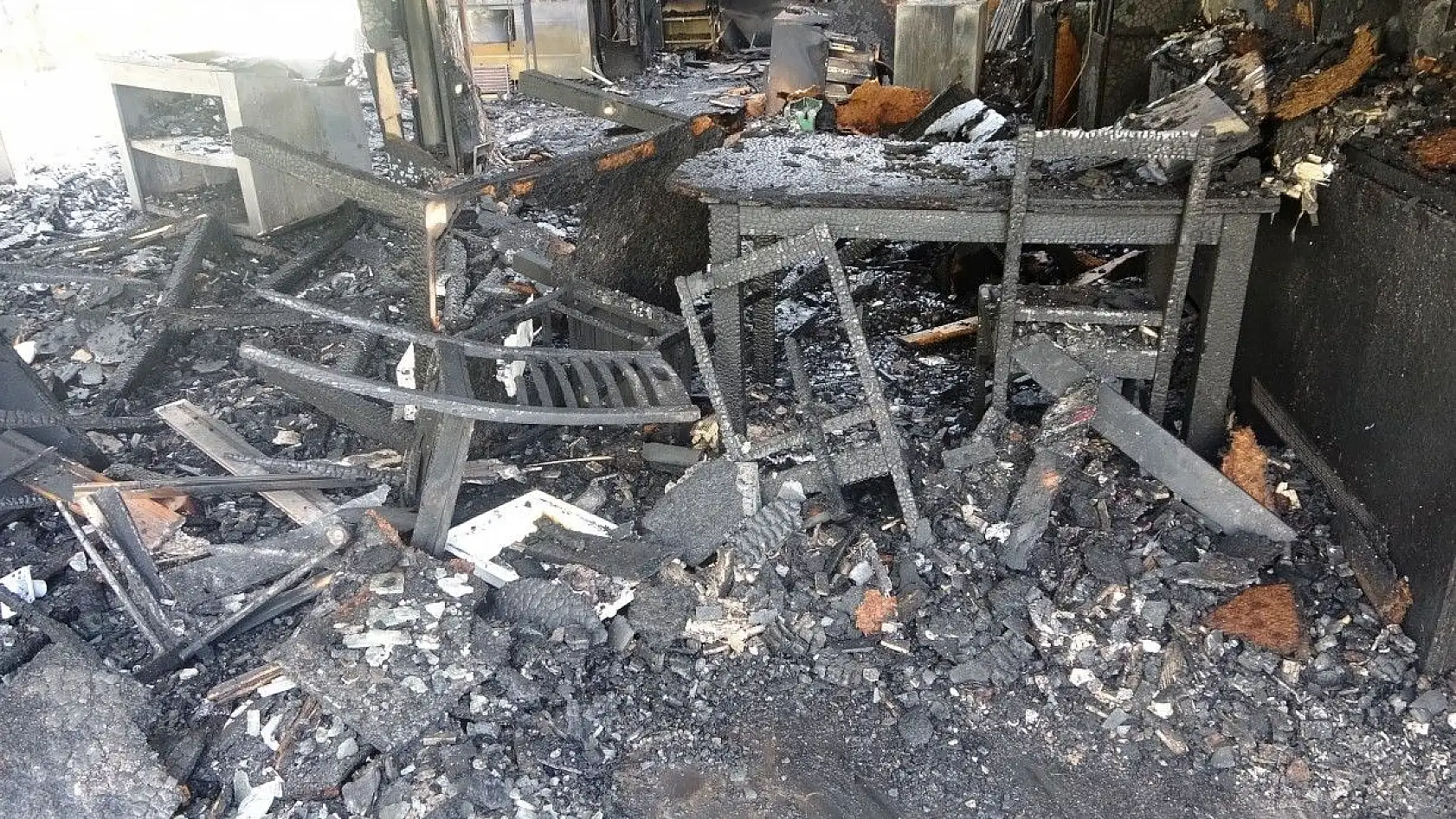 Yangındaki hasar ortaya çıktı