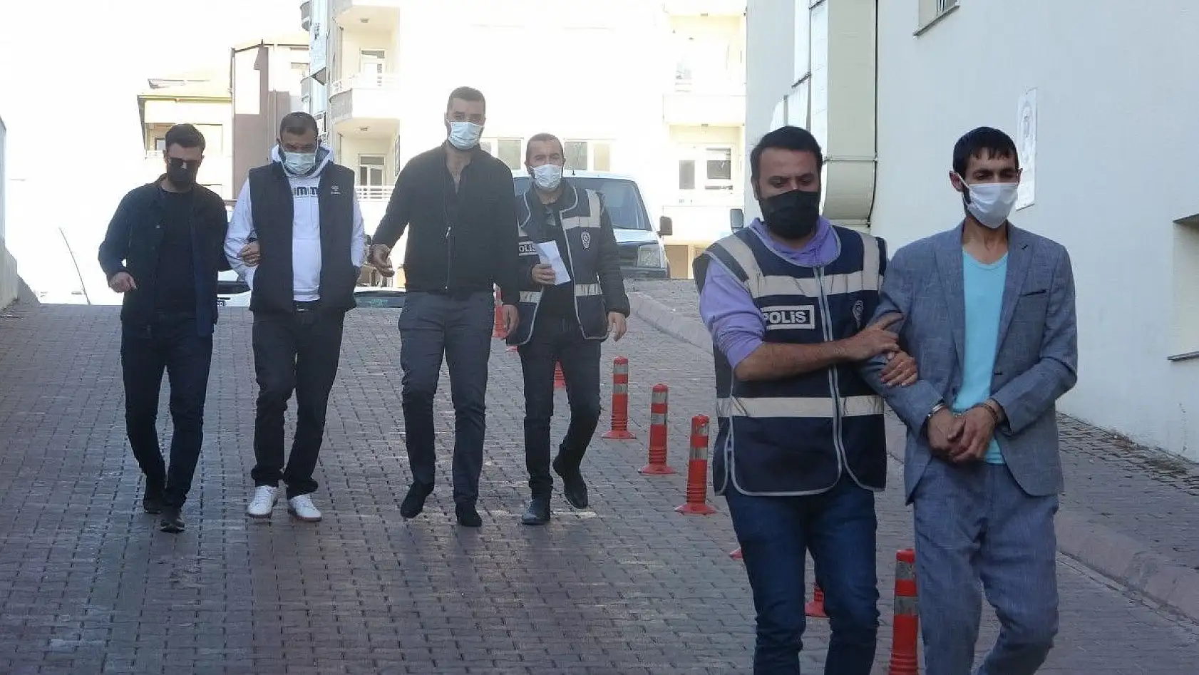 Aranan 3 kişi yakalanarak gözaltına alındı