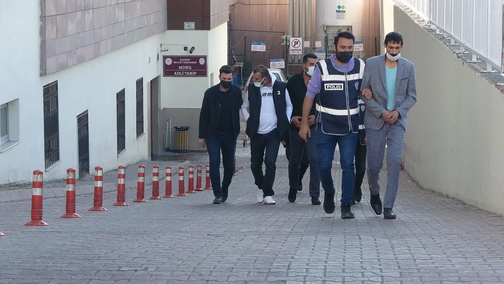 Aranan 3 kişi yakalanarak gözaltına alındı