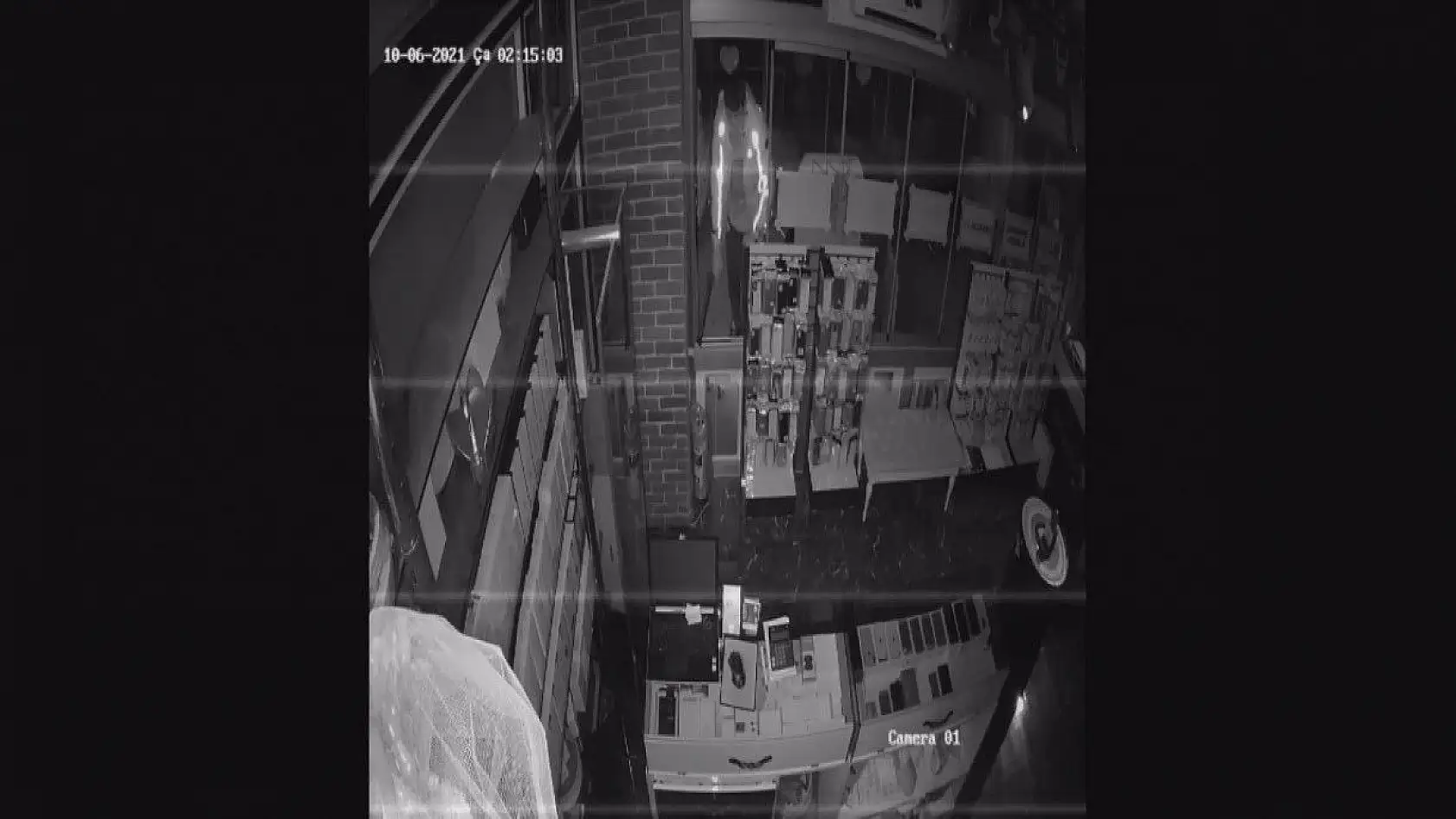 Cep telefoncuya hırsız girdi