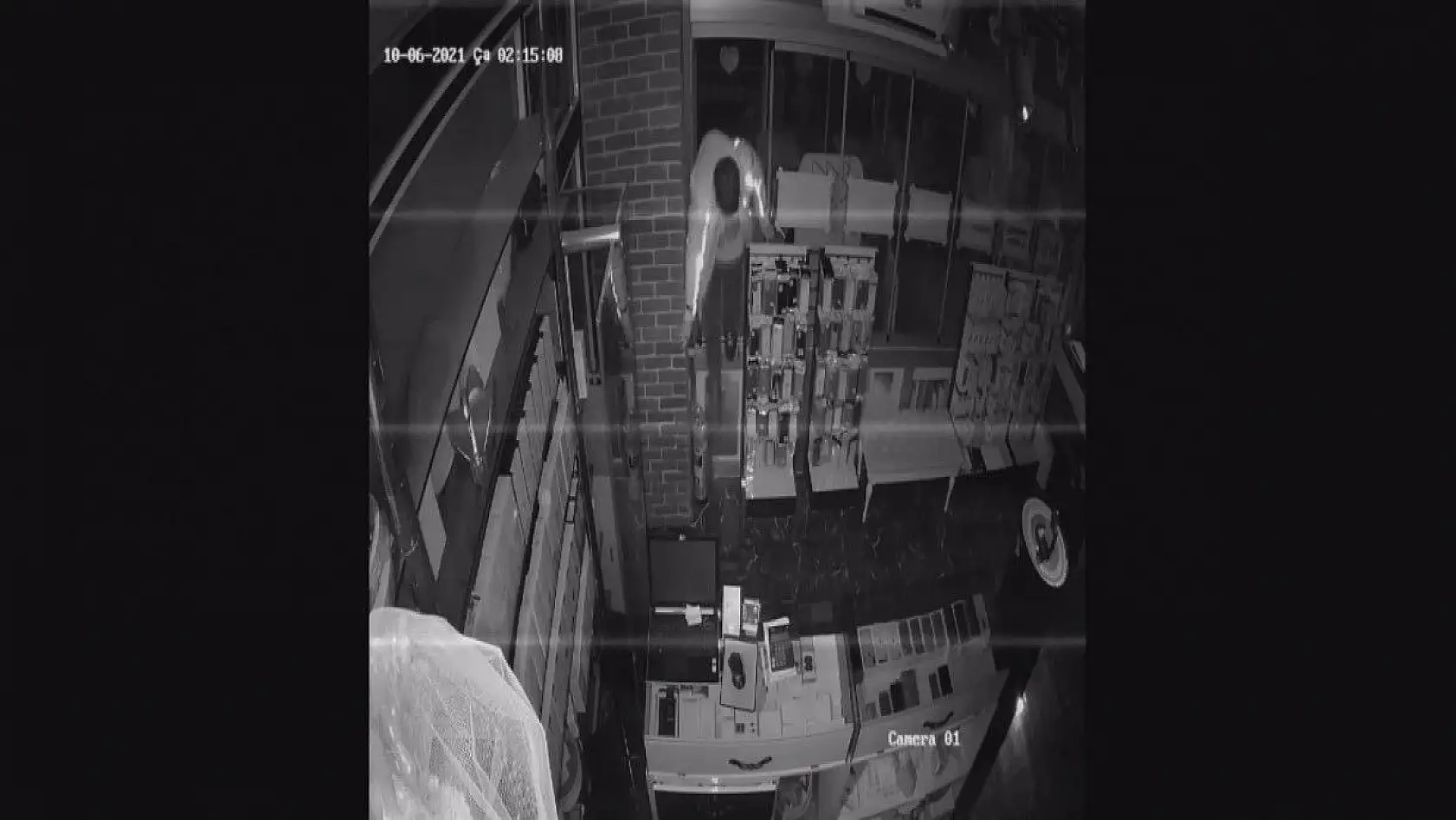 Cep telefoncuya hırsız girdi