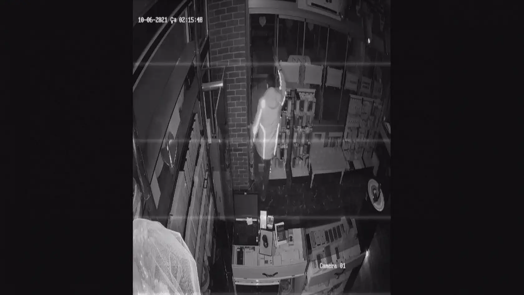 Cep telefoncuya hırsız girdi