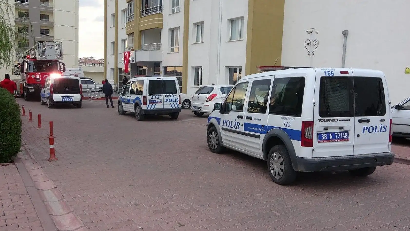 Babasını darp etti, annesini rehin aldı