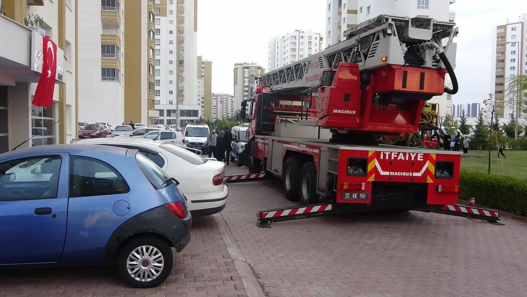 Babasını darp etti, annesini rehin aldı