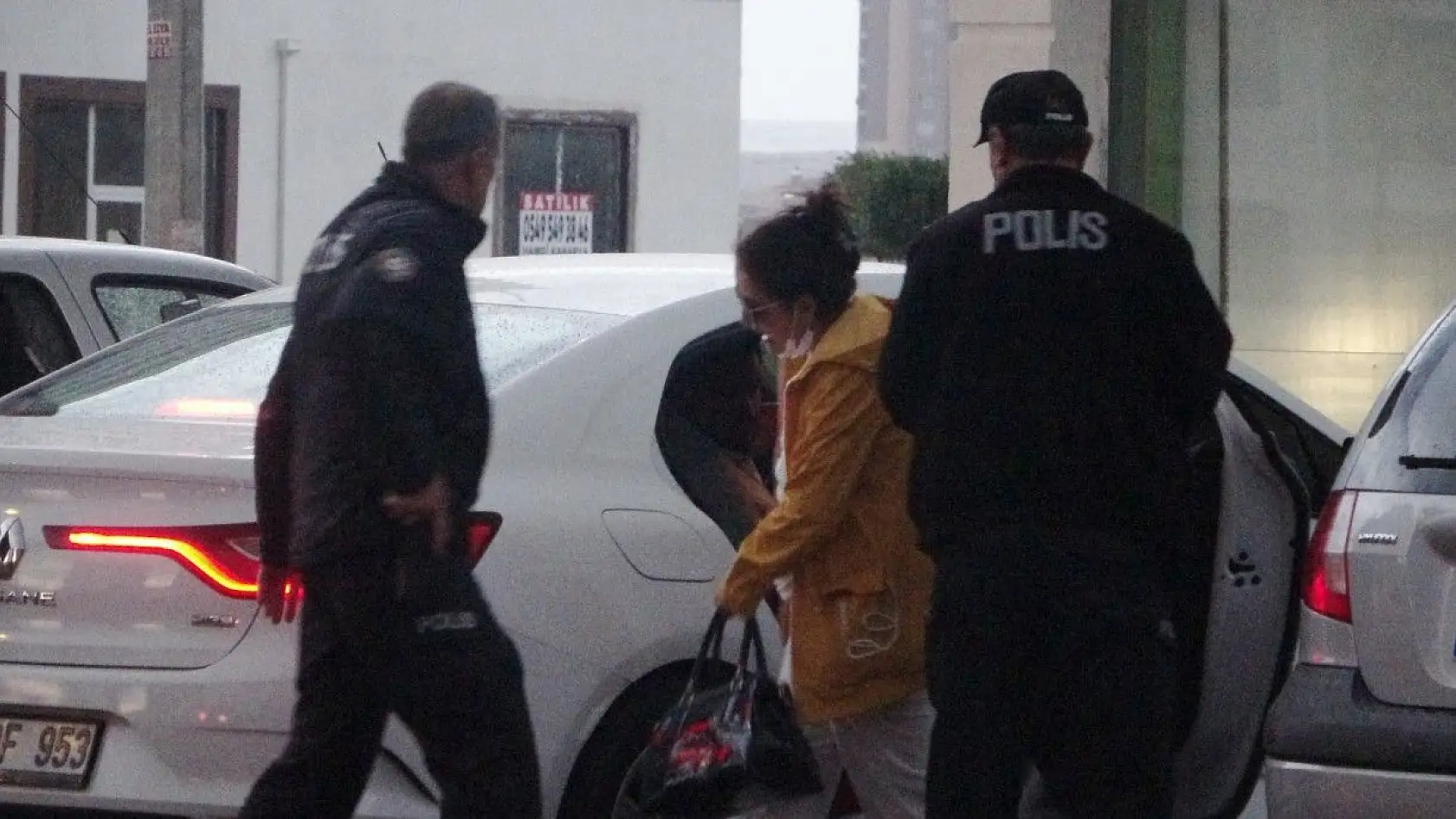 Babasını darp etti, annesini rehin aldı