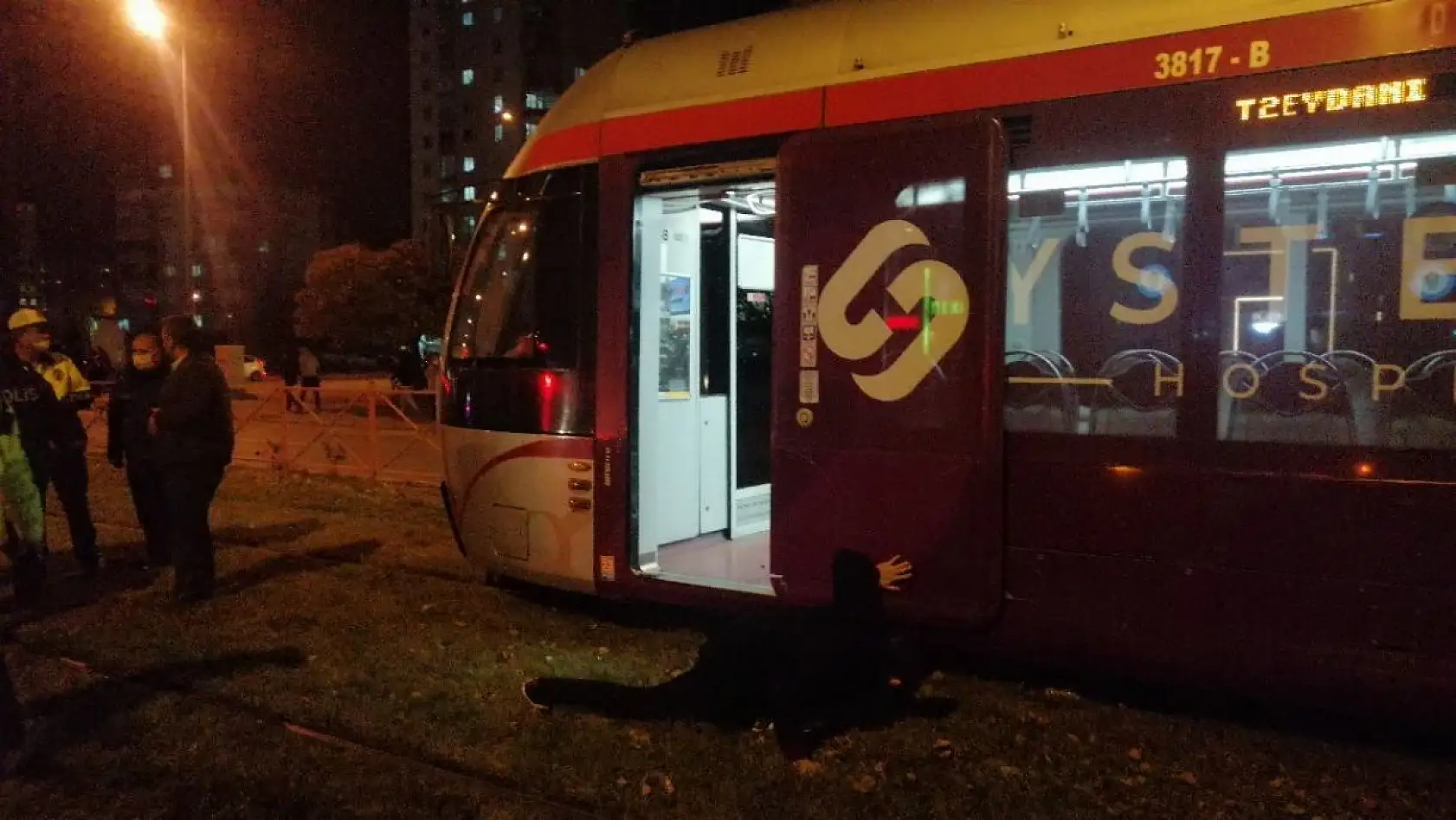 Tramvayın altında kaldı