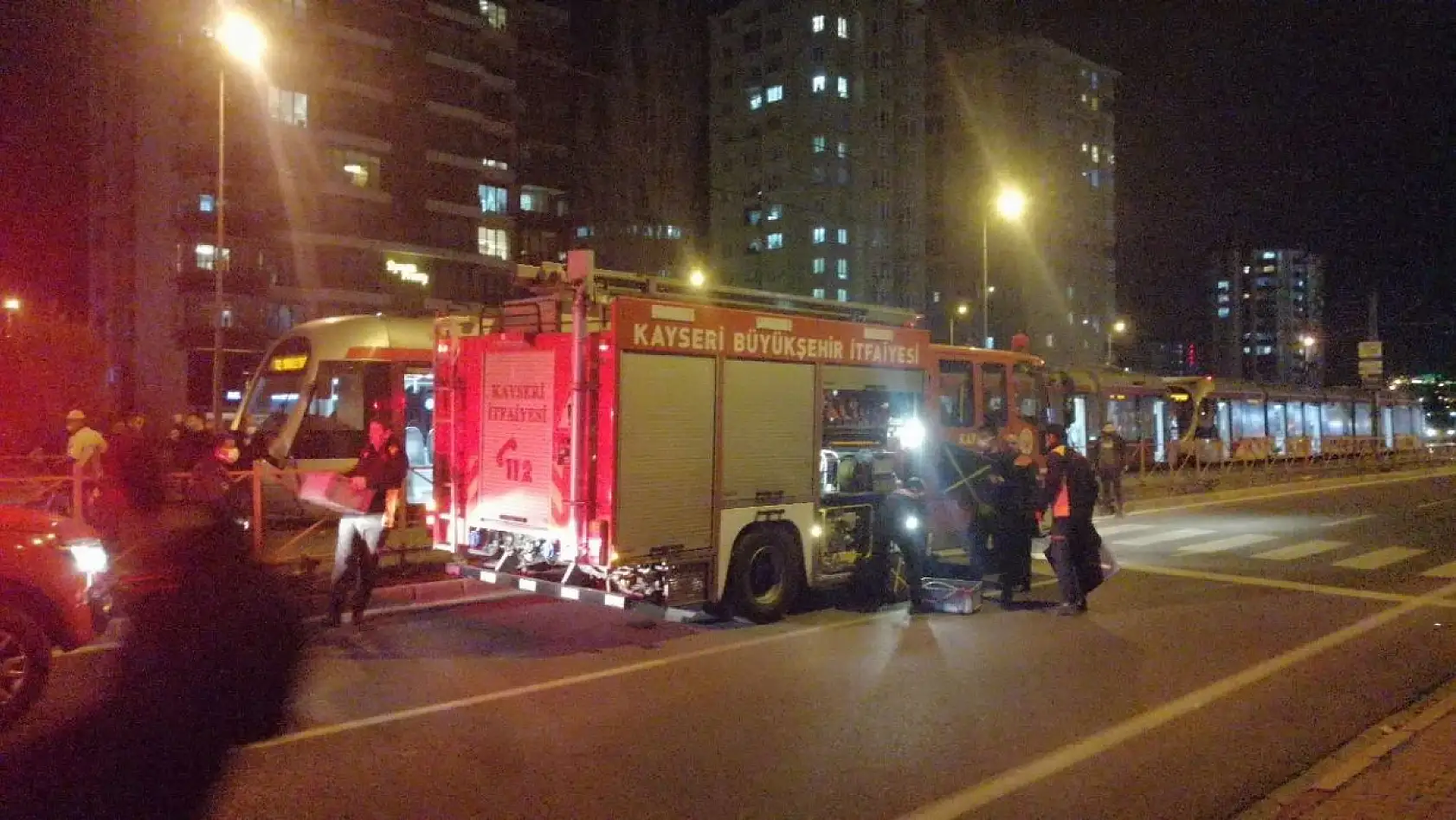 Tramvayın altında kaldı